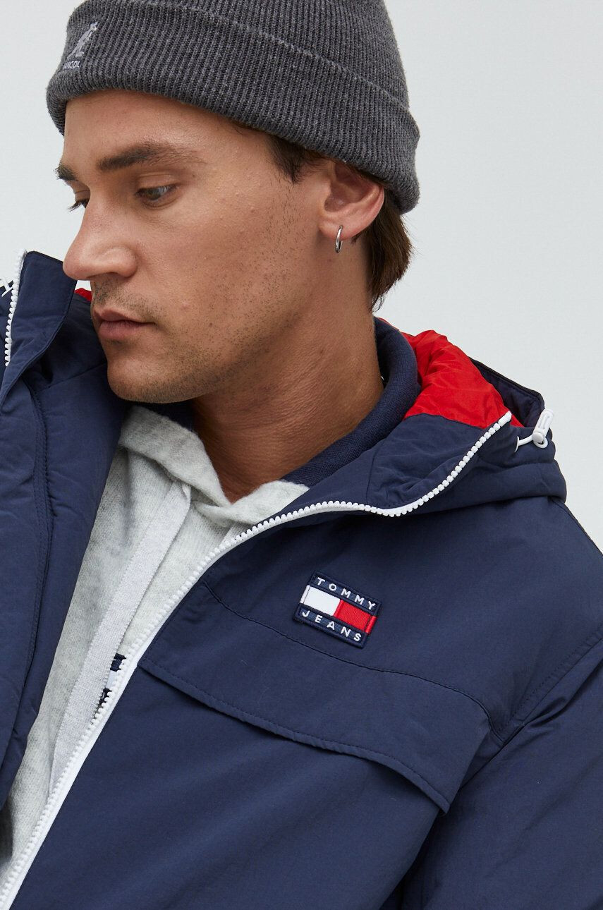 Tommy Jeans Bunda pánská tmavomodrá barva zimní - Pepit.cz