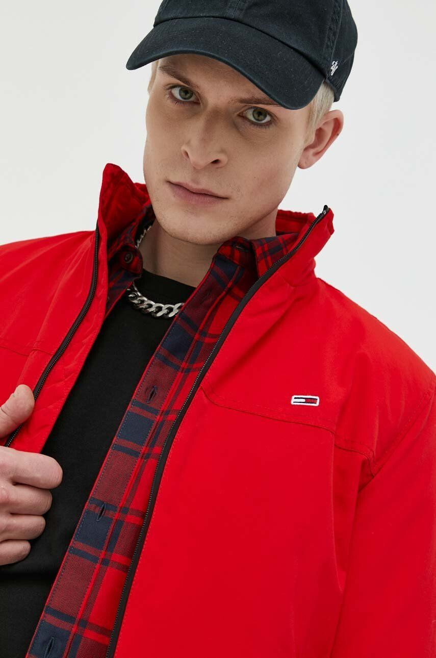 Tommy Jeans Bunda pánská červená barva přechodná - Pepit.cz