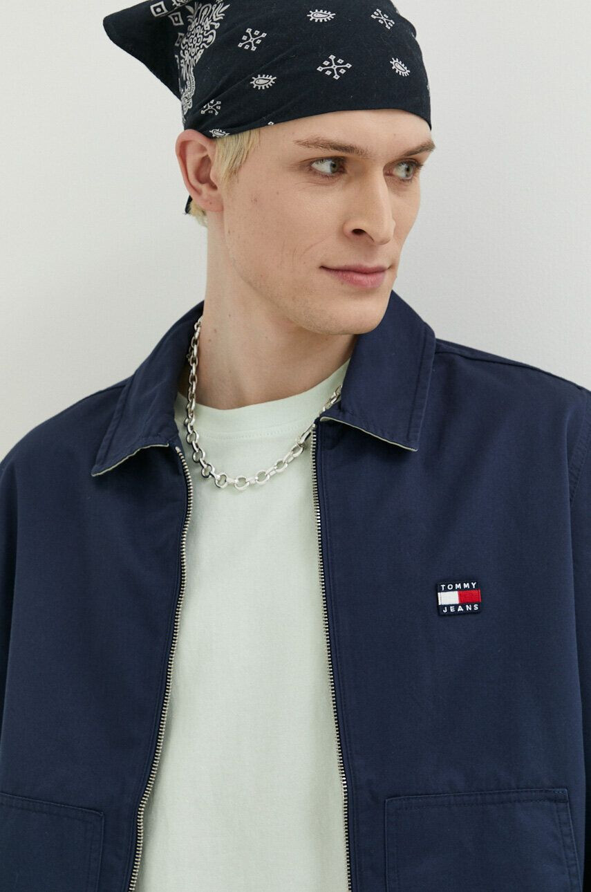 Tommy Jeans Bunda pánská tmavomodrá barva přechodná - Pepit.cz