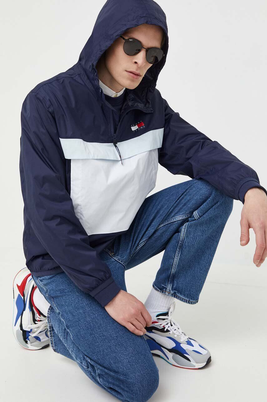 Tommy Jeans Bunda pánská tmavomodrá barva přechodná - Pepit.cz