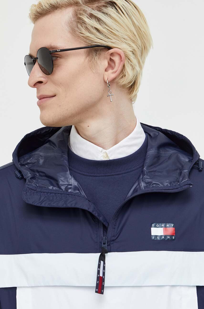 Tommy Jeans Bunda pánská tmavomodrá barva přechodná - Pepit.cz