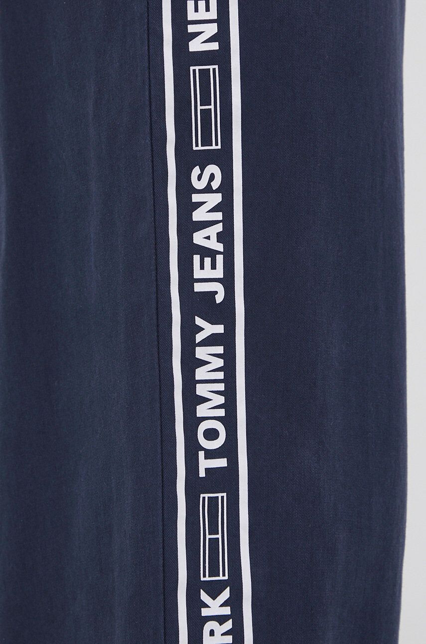 Tommy Jeans Kalhoty dámské tmavomodrá barva s potiskem - Pepit.cz