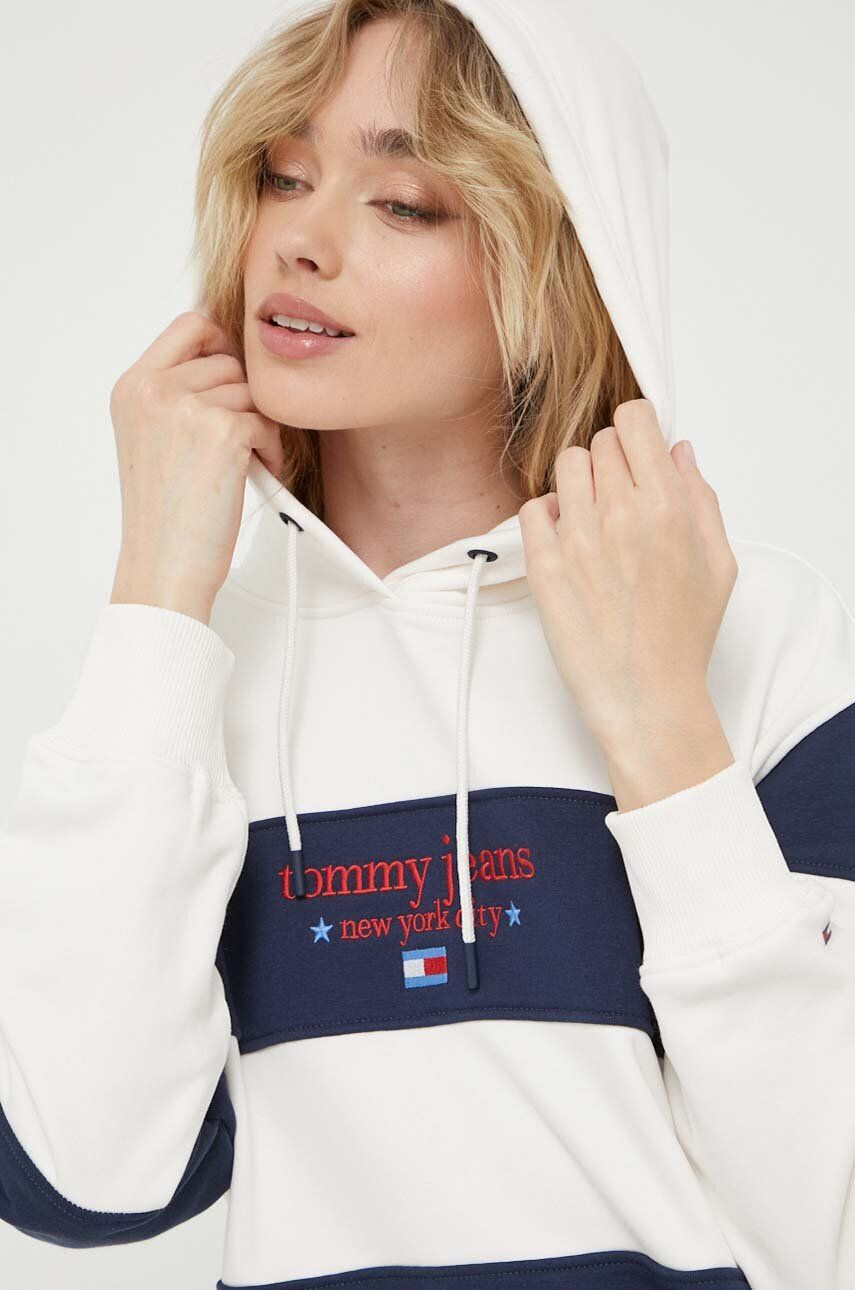 Tommy Jeans Mikina dámská bílá barva s kapucí vzorovaná - Pepit.cz