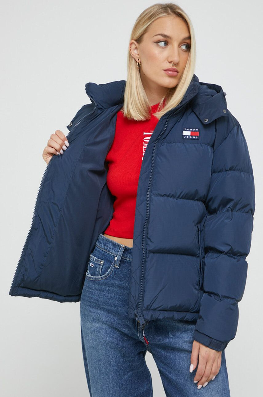 Tommy Jeans Péřová bunda dámská tmavomodrá barva - Pepit.cz