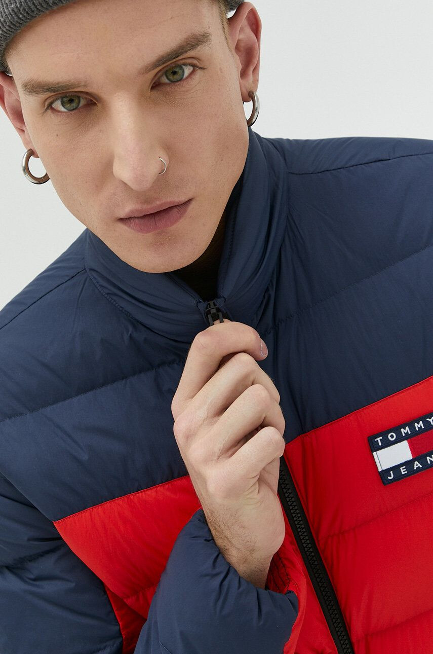 Tommy Jeans Péřová bunda pánská červená barva zimní - Pepit.cz