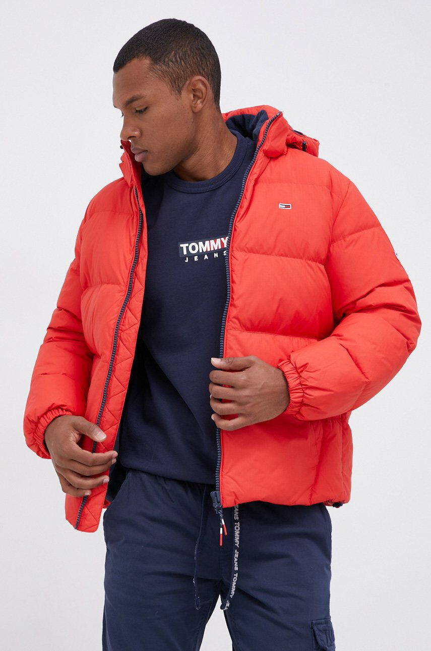 Tommy Jeans Péřová bunda pánská červená barva zimní - Pepit.cz