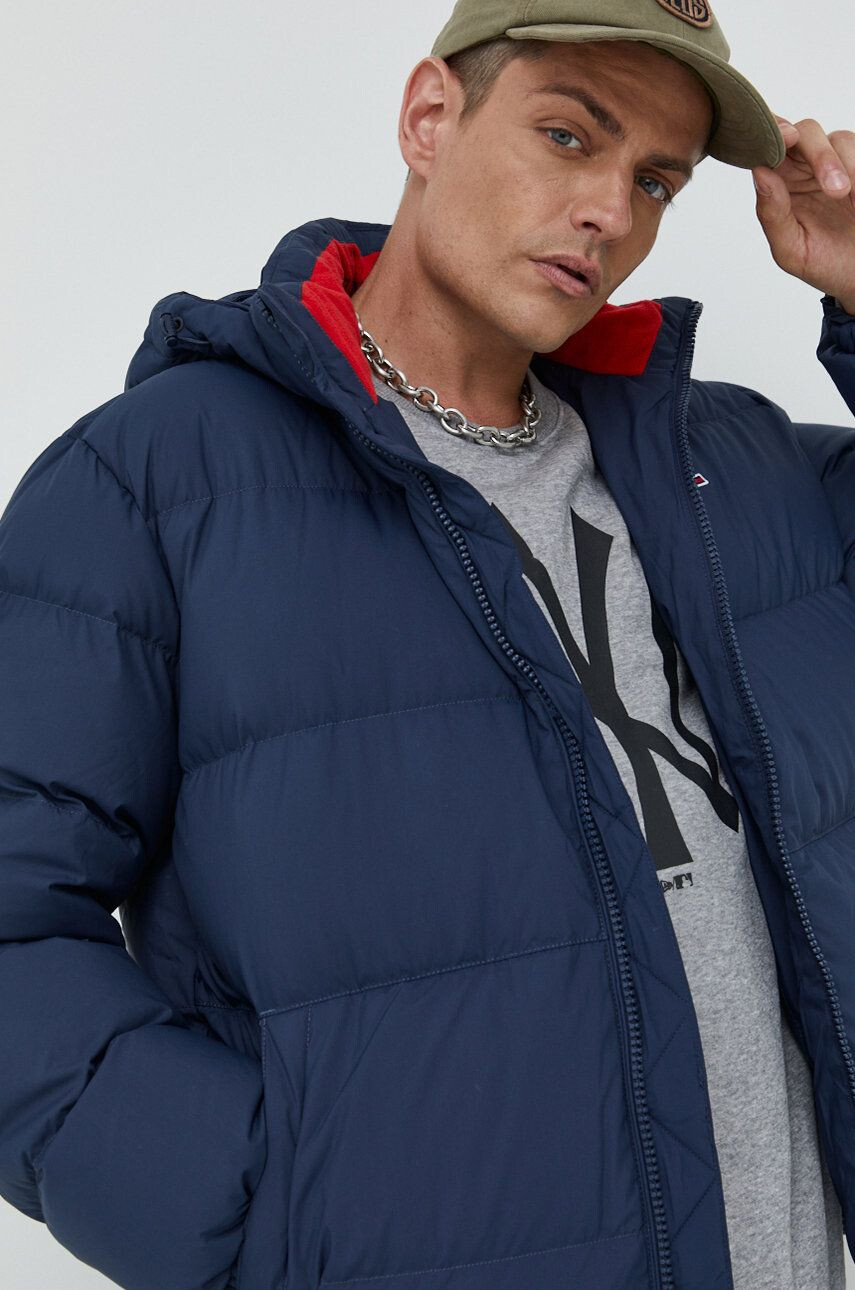 Tommy Jeans Péřová bunda pánská tmavomodrá barva zimní - Pepit.cz