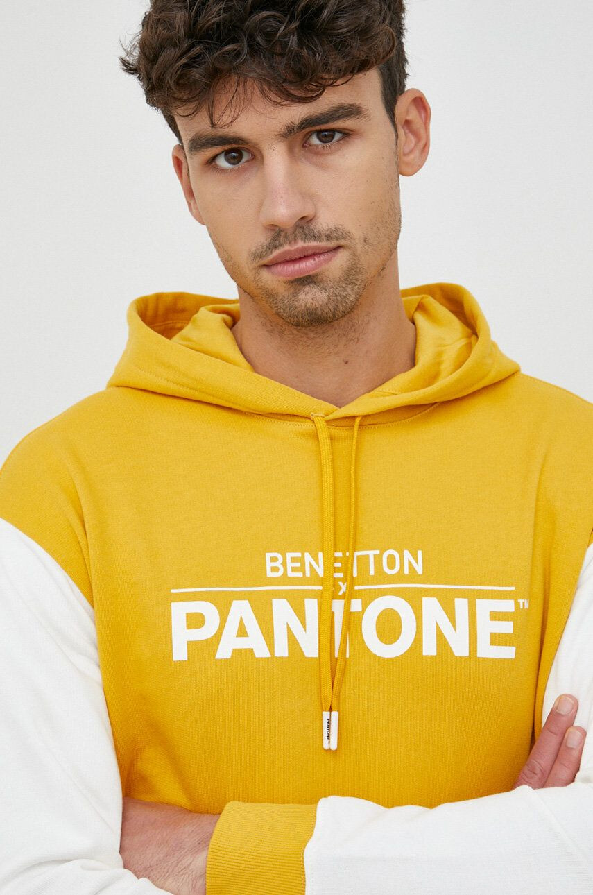 United Colors of Benetton Bavlněná mikina X Pantone pánská žlutá barva s kapucí vzorovaná - Pepit.cz