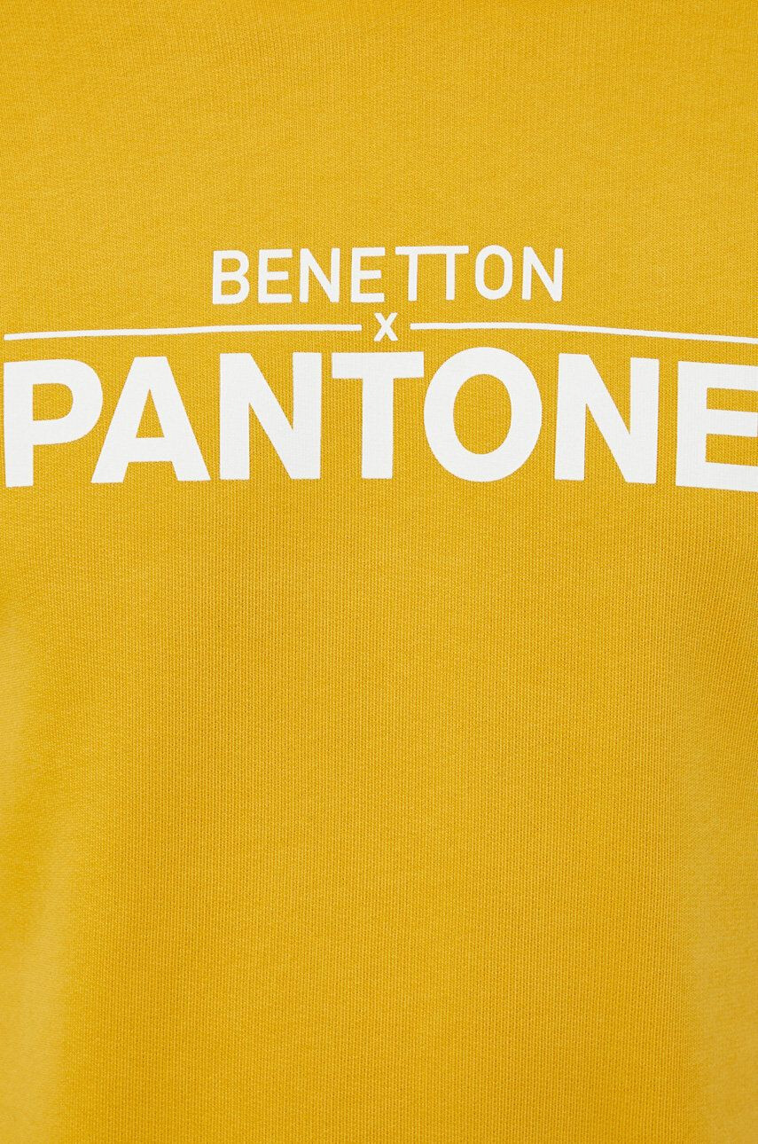 United Colors of Benetton Bavlněná mikina X Pantone pánská žlutá barva s kapucí vzorovaná - Pepit.cz