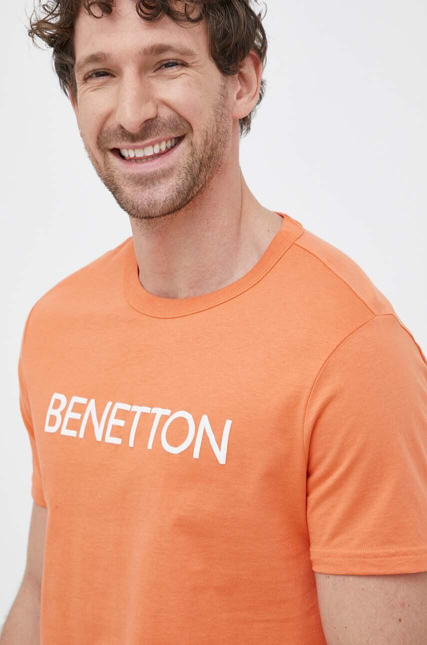 United Colors of Benetton Bavlněné tričko oranžová barva s potiskem - Pepit.cz