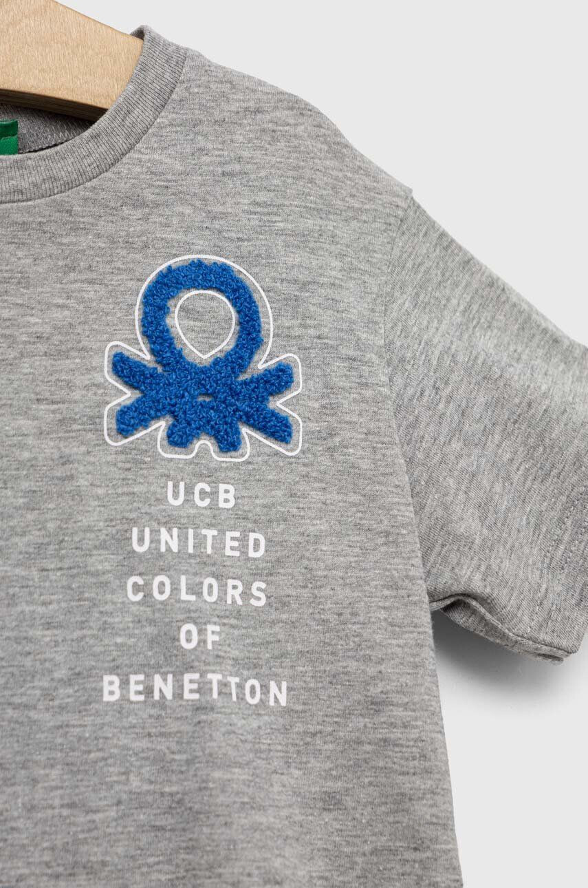 United Colors of Benetton Dětské tričko šedá barva s potiskem - Pepit.cz