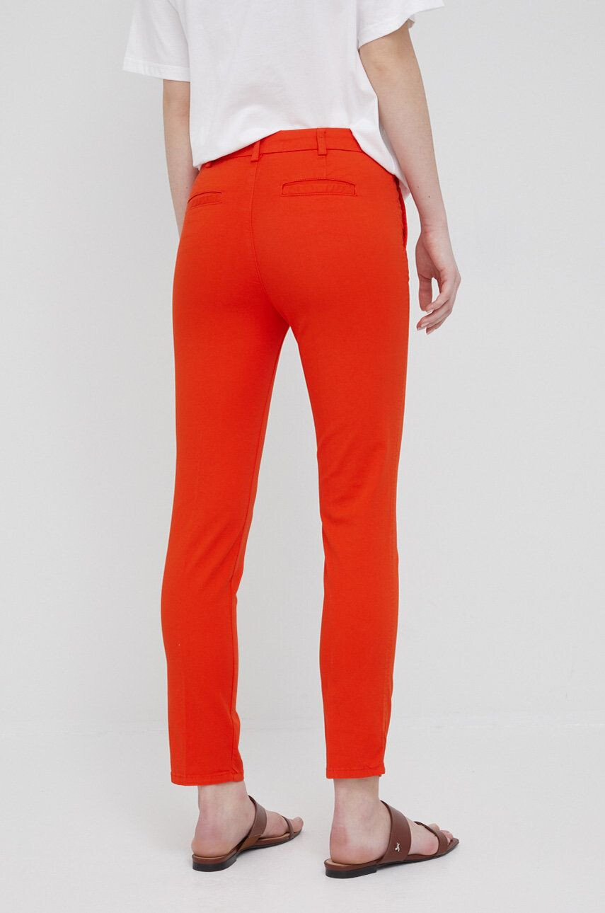 United Colors of Benetton Kalhoty dámské oranžová barva střih chinos medium waist - Pepit.cz