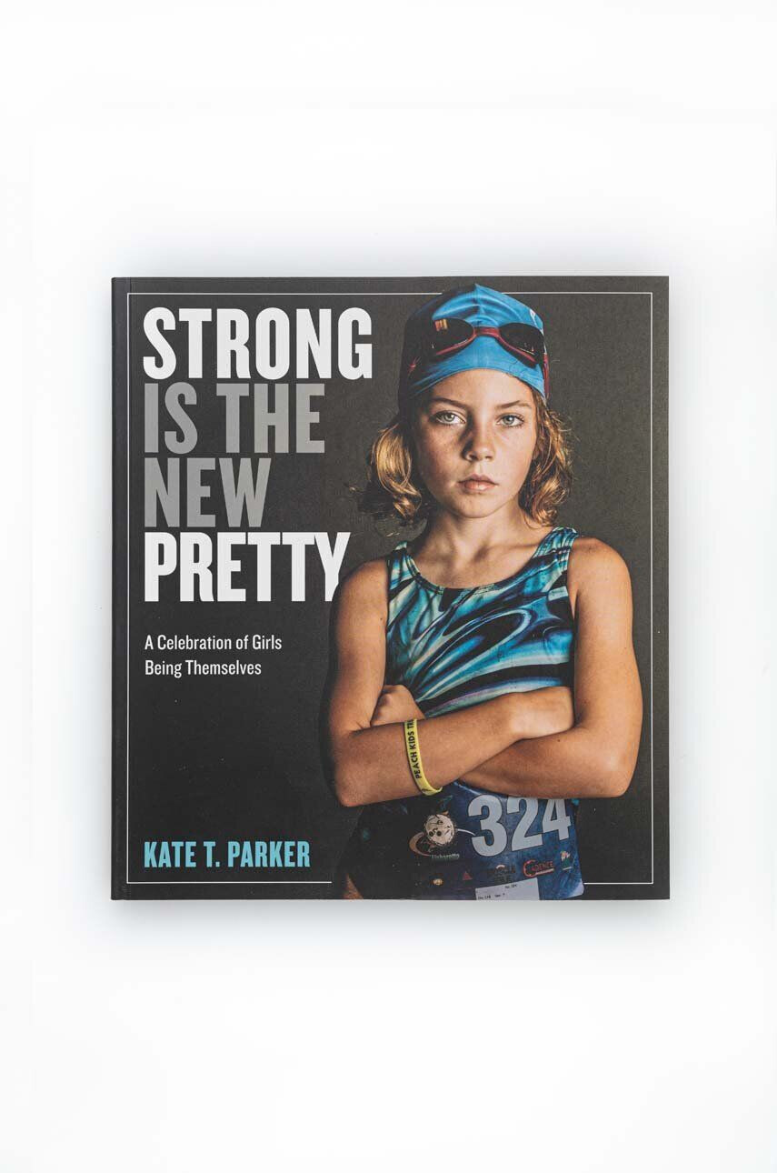 Workman Publishing Knížka Strong Is the New Pretty Kate T. Parker - Pepit.cz