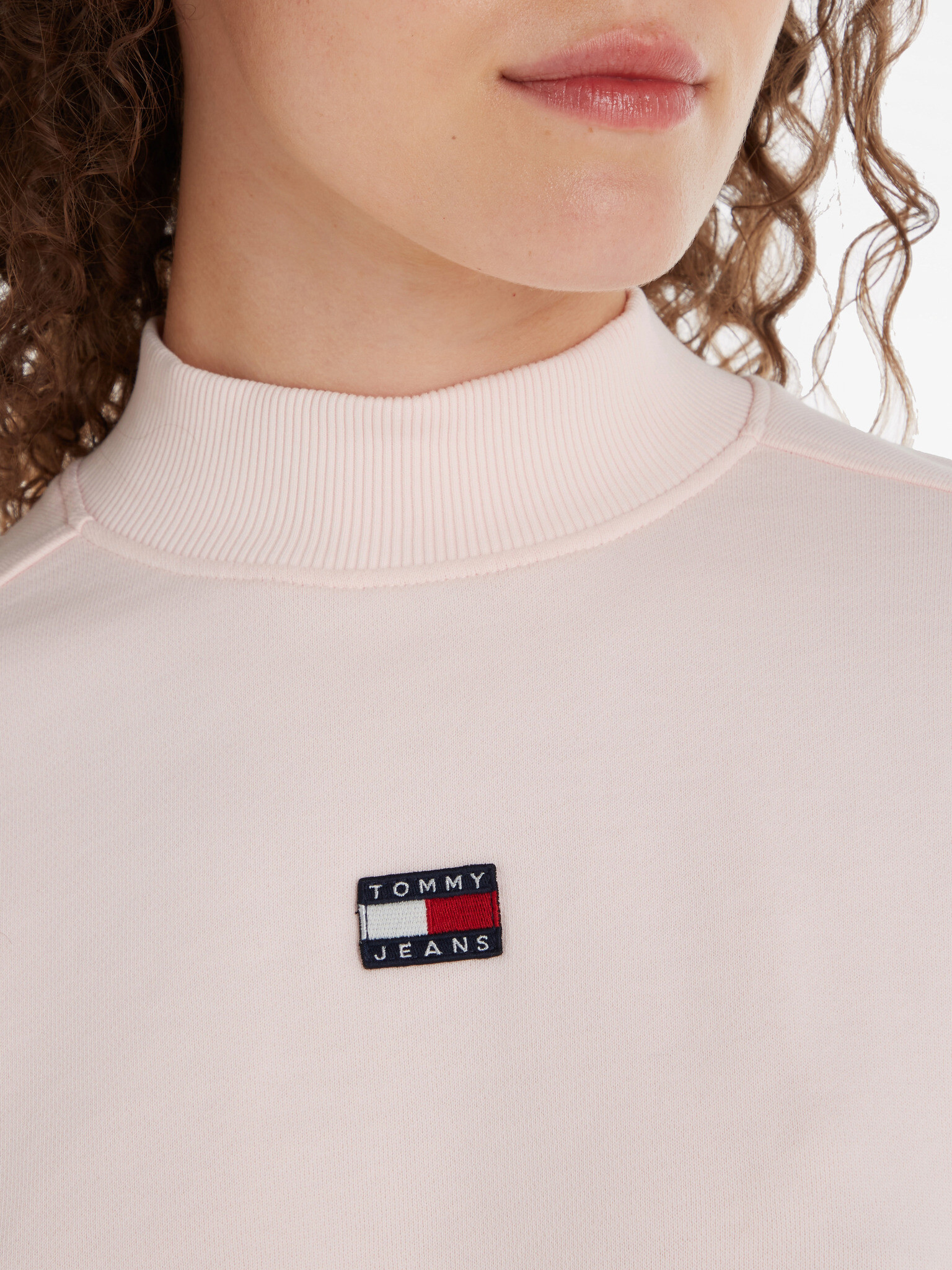 Tommy Jeans Mock Neck Badge Boxy Cropped Mikina Růžová - Pepit.cz