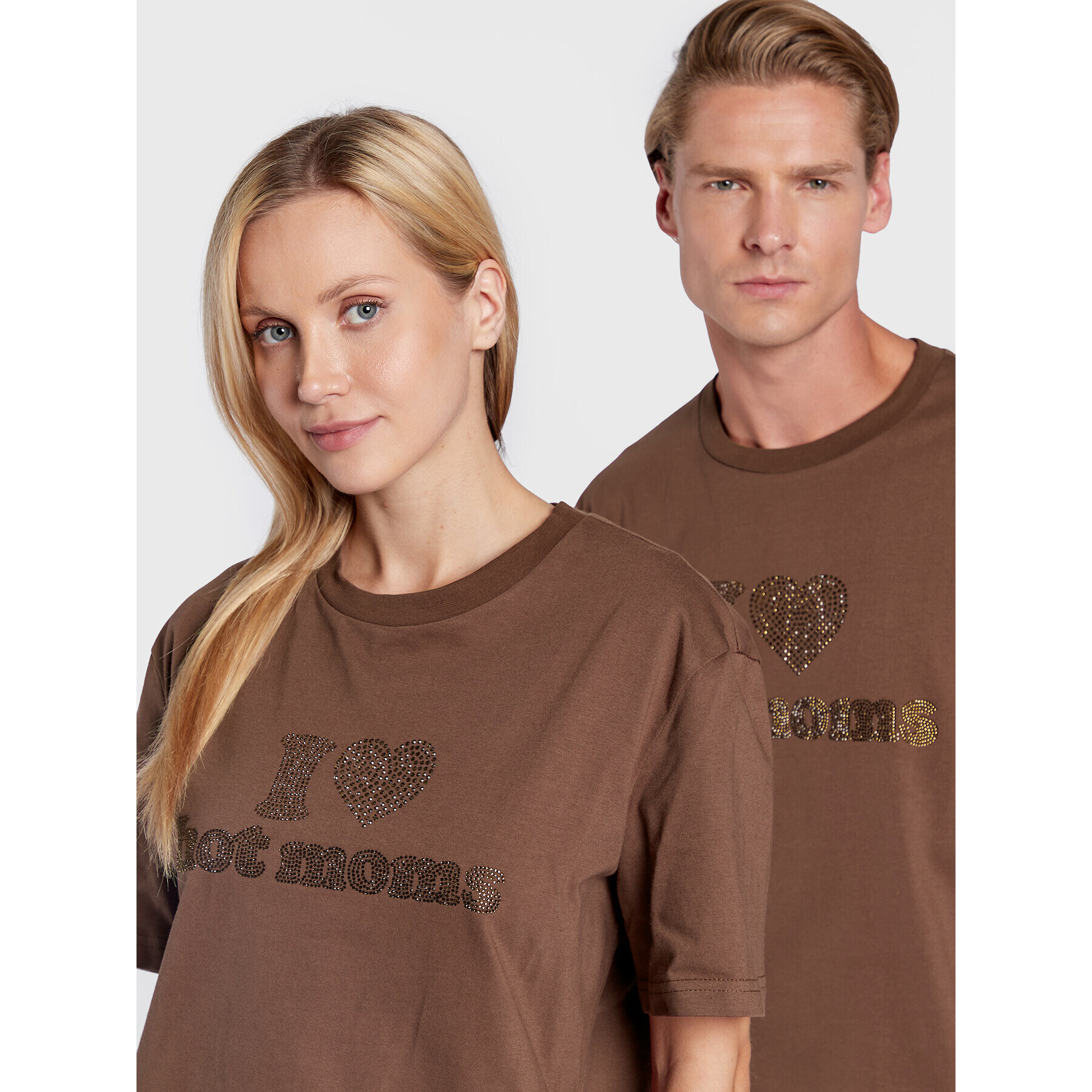 2005 T-Shirt Unisex Hot Moms Hnědá Relaxed Fit - Pepit.cz