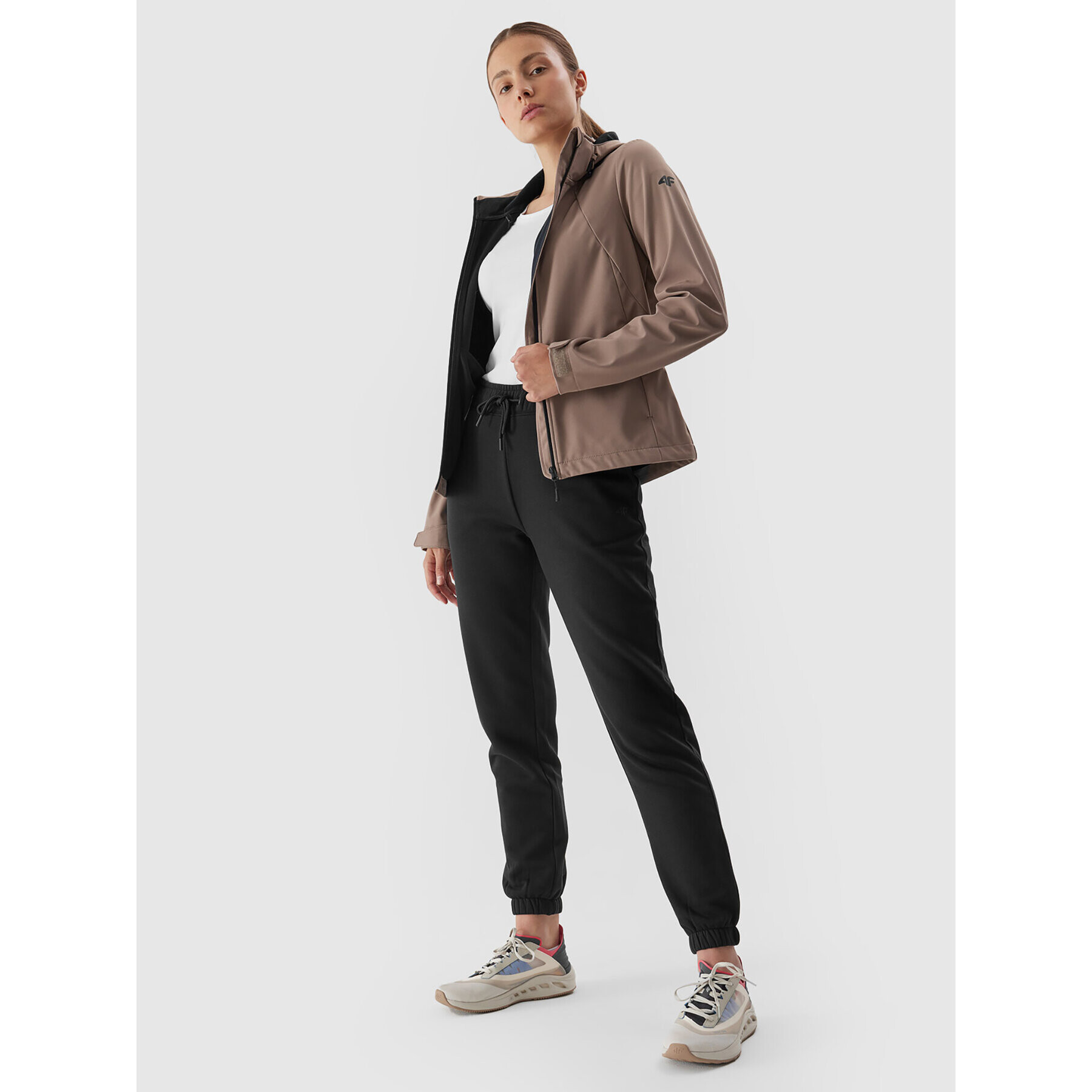 4F Softshellová bunda AW23TSOFF152 Hnědá Slim Fit - Pepit.cz