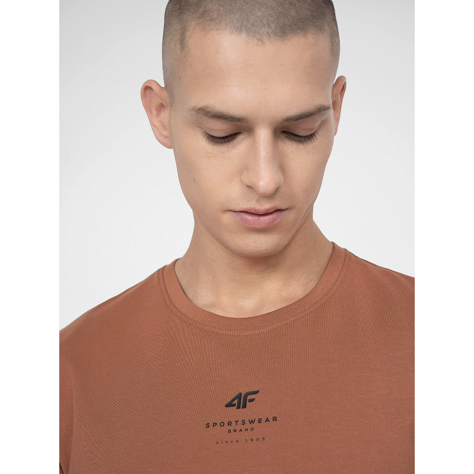 4F T-Shirt SS23TTSHM363 Hnědá Regular Fit - Pepit.cz