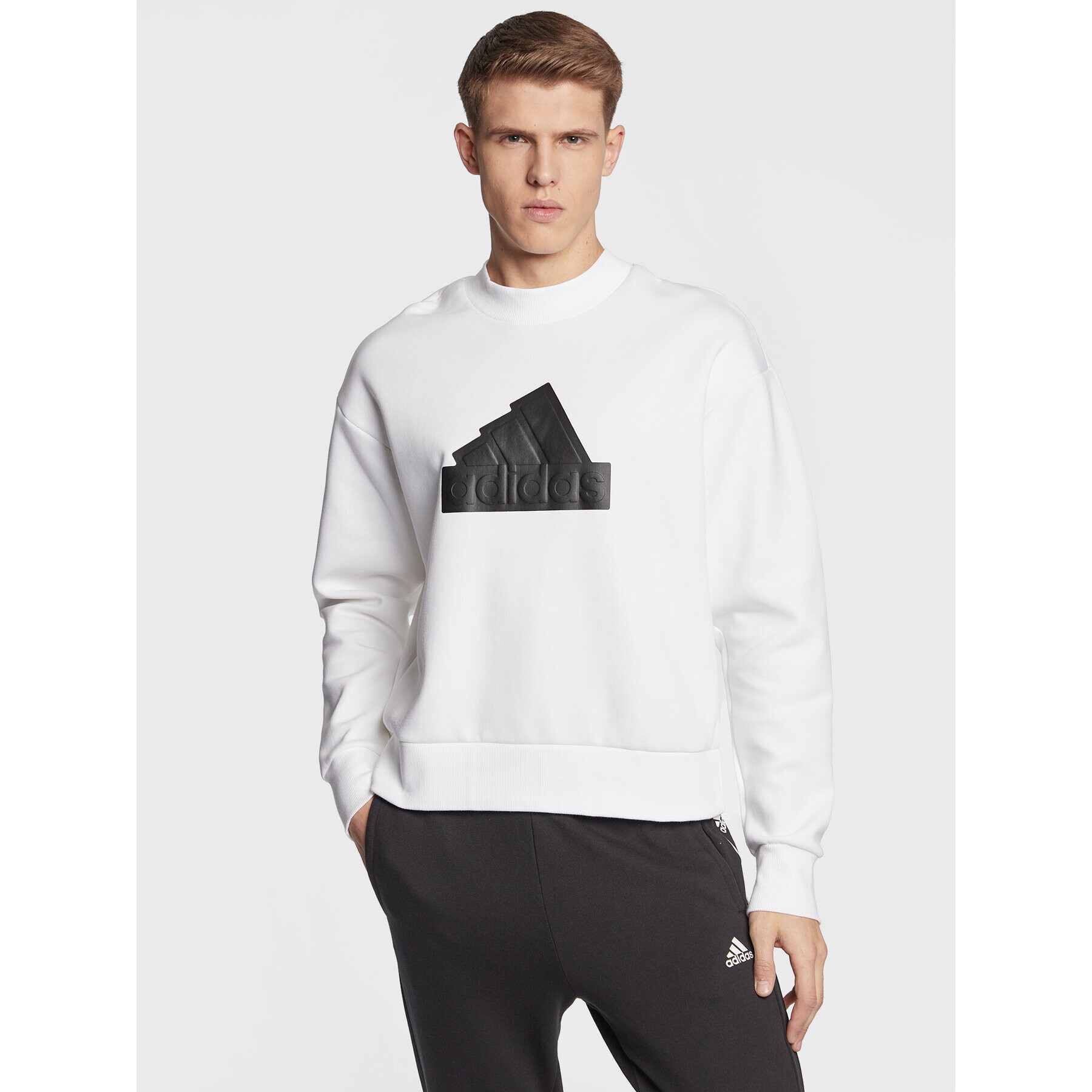 adidas Mikina Future Icons Badge of Sport Crew Sweatshirt IC3741 Bílá Regular Fit - Pepit.cz