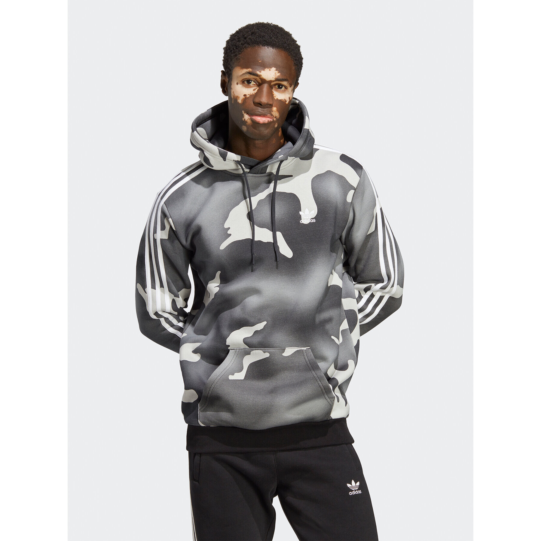 adidas Mikina Graphics Camo Allover Print Hoodie IC5732 Šedá Regular Fit - Pepit.cz