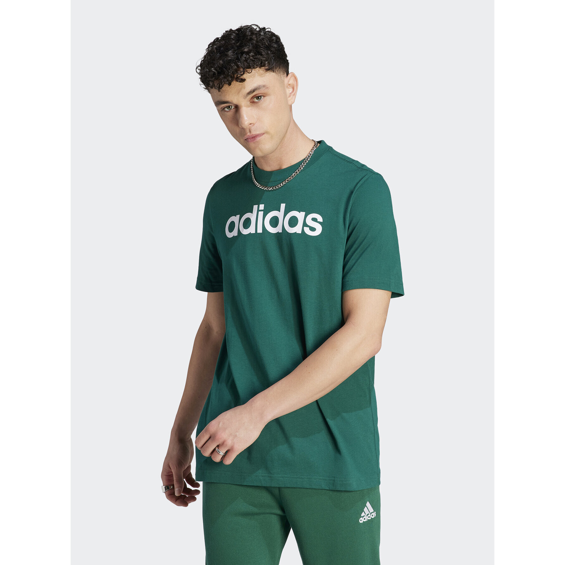 adidas T-Shirt Essentials Single Jersey Linear Embroidered Logo T-Shirt IJ8658 Zelená Regular Fit - Pepit.cz