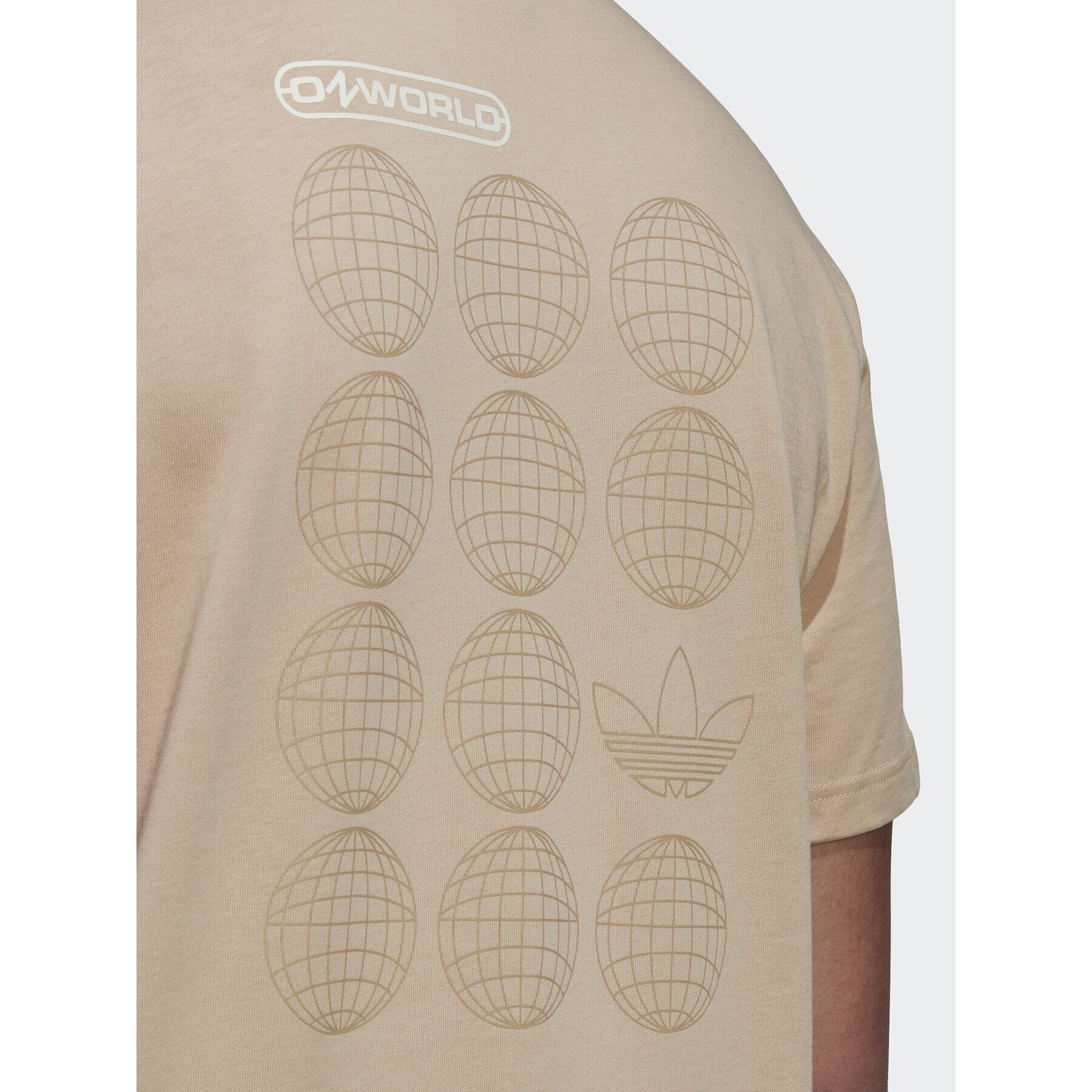 adidas T-Shirt Graphic Ozworld HL9233 Hnědá Loose Fit - Pepit.cz