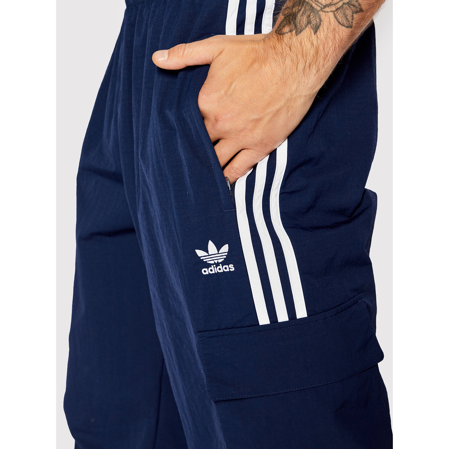 adidas Teplákové kalhoty adicolor 3-Stripes Cargo HN6735 Tmavomodrá Relaxed Fit - Pepit.cz