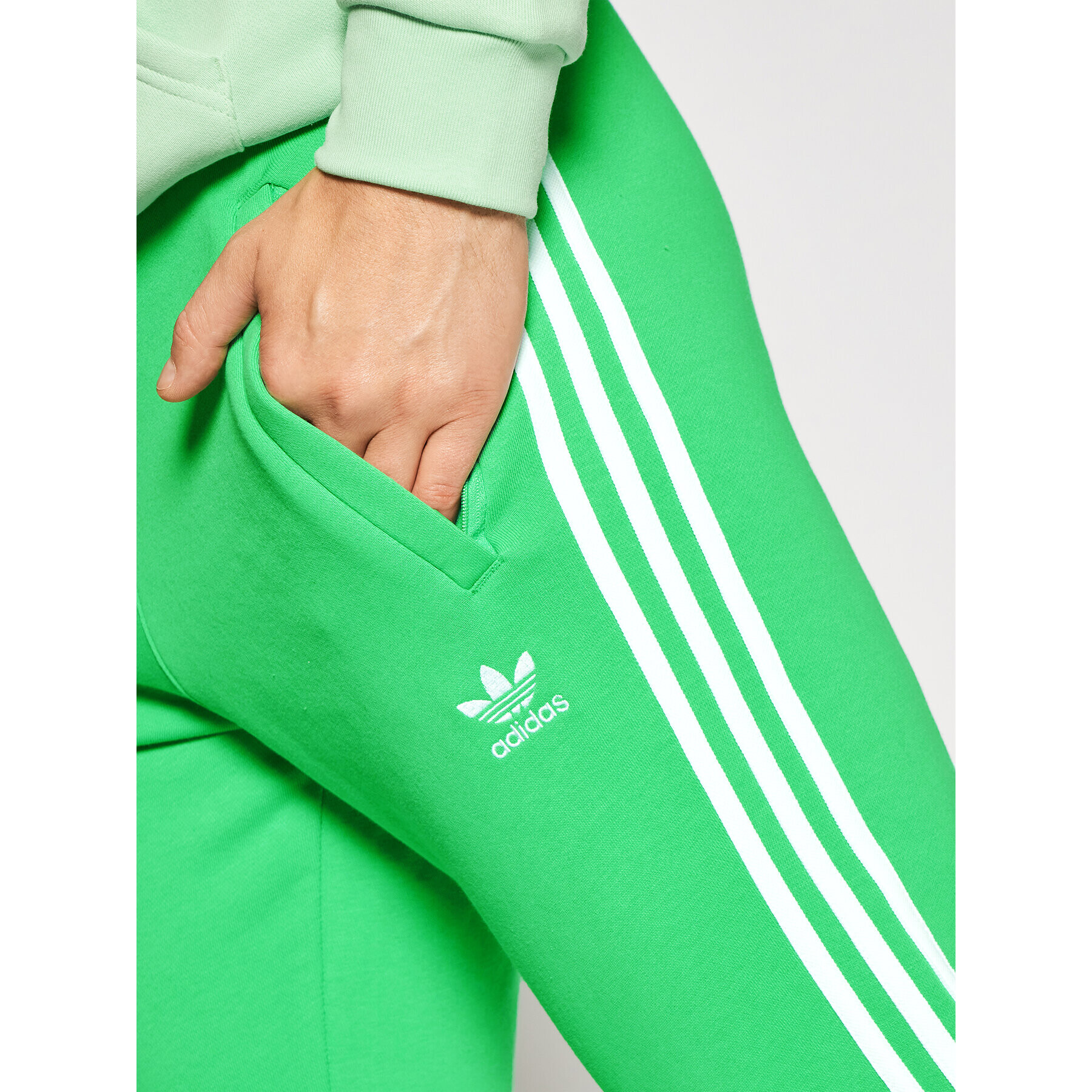 adidas Teplákové kalhoty adicolor Classics 3-Stripes H06686 Zelená Slim Fit - Pepit.cz