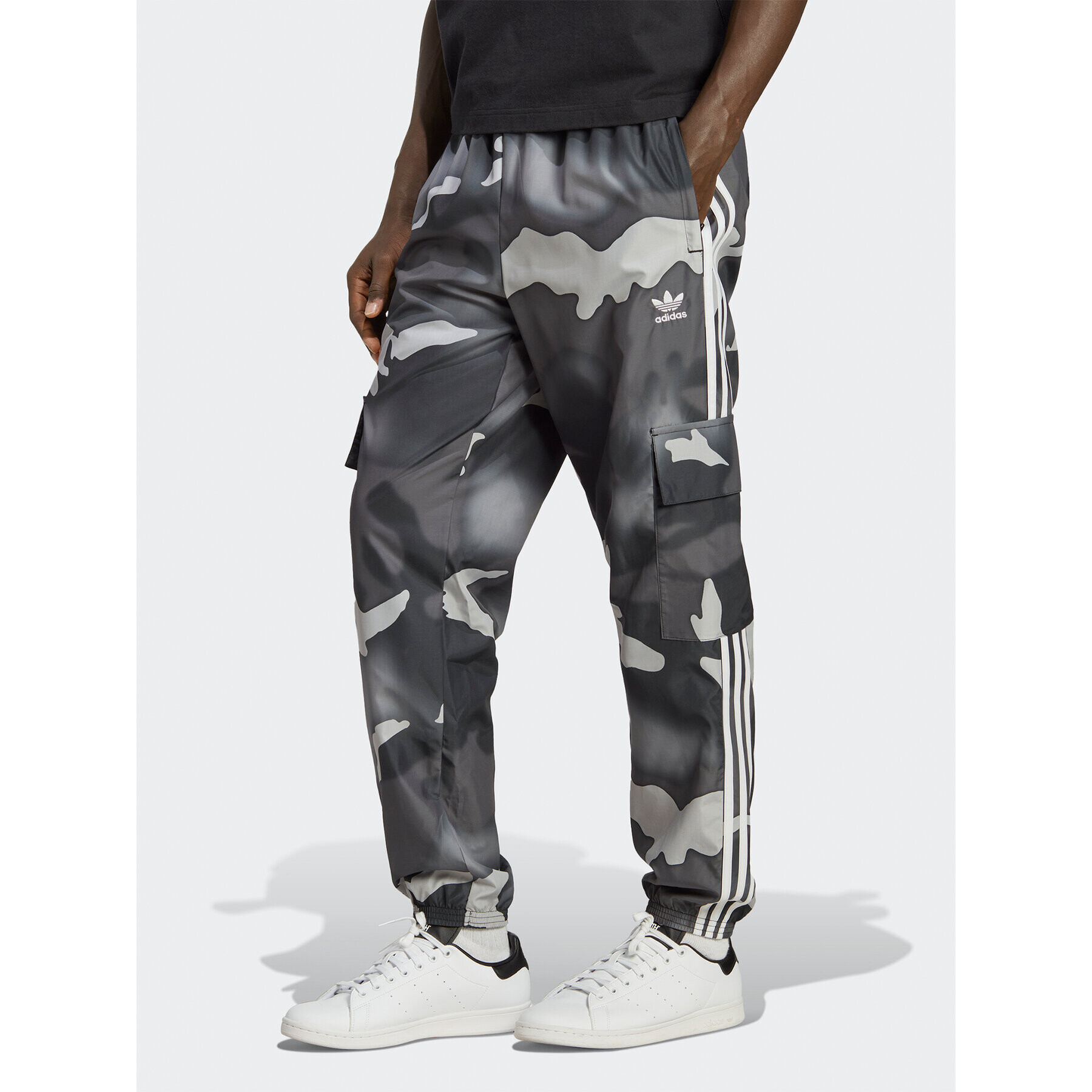 adidas Teplákové kalhoty Graphics Camo Cargo Trousers IC5733 Černá Regular Fit - Pepit.cz