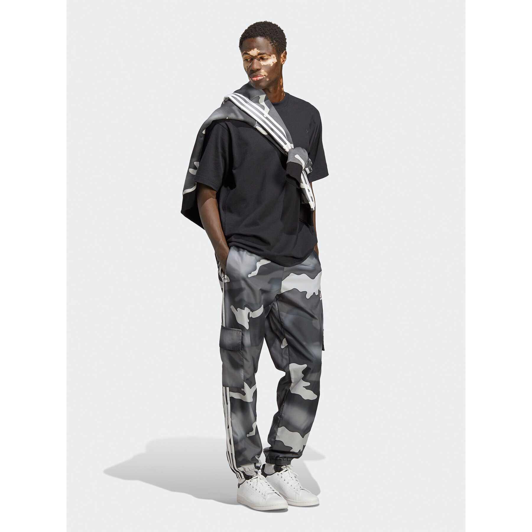 adidas Teplákové kalhoty Graphics Camo Cargo Trousers IC5733 Černá Regular Fit - Pepit.cz