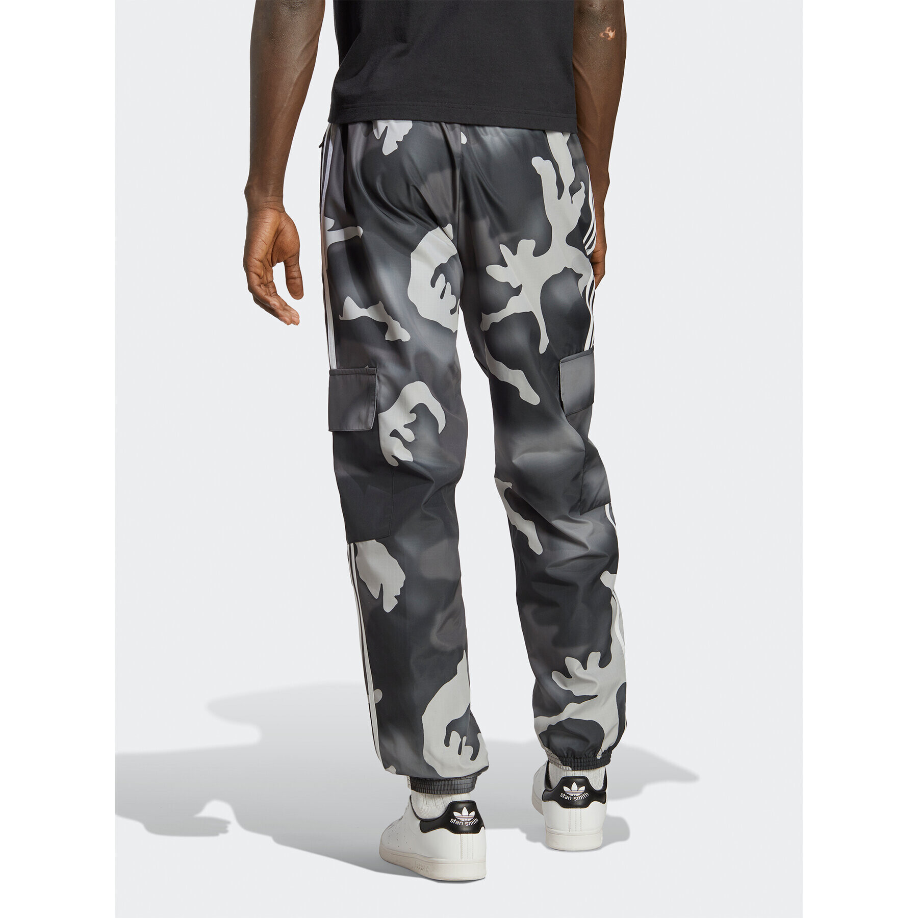 adidas Teplákové kalhoty Graphics Camo Cargo Trousers IC5733 Černá Regular Fit - Pepit.cz