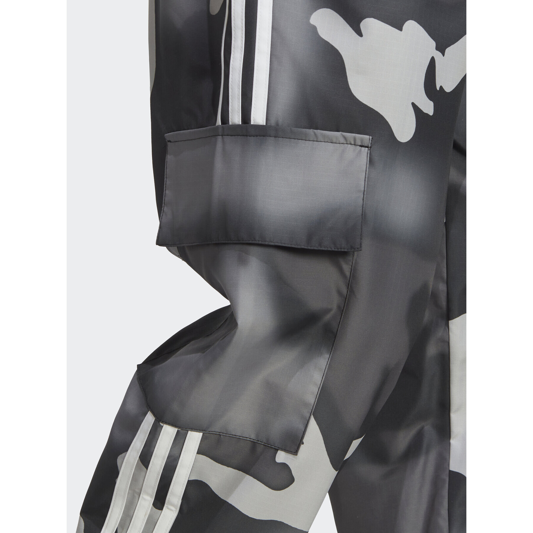 adidas Teplákové kalhoty Graphics Camo Cargo Trousers IC5733 Černá Regular Fit - Pepit.cz