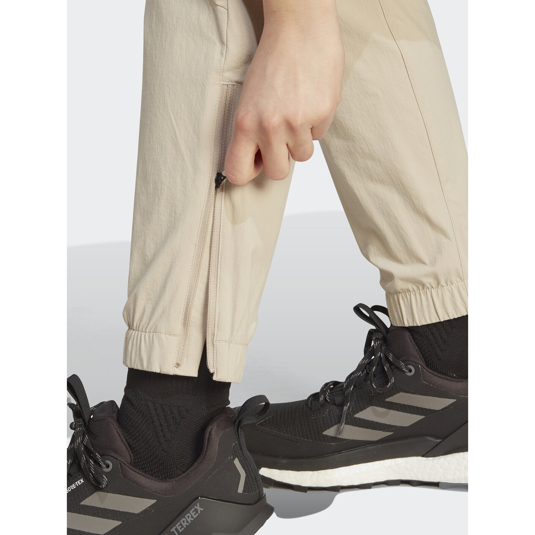 adidas Teplákové kalhoty Terrex Utilitas Hiking Zip-Off Tracksuit Bottoms HZ9046 Béžová Regular Fit - Pepit.cz