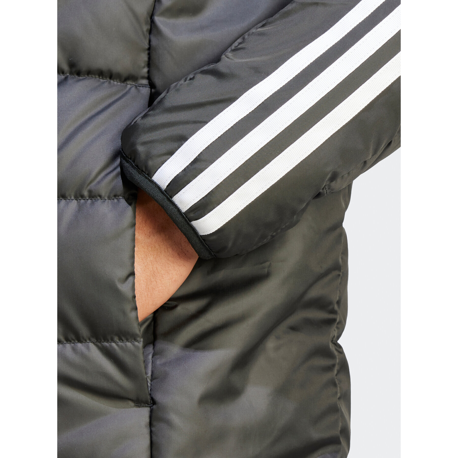 adidas Vatovaná bunda Essentials 3-Stripes HZ8522 Černá Regular Fit - Pepit.cz