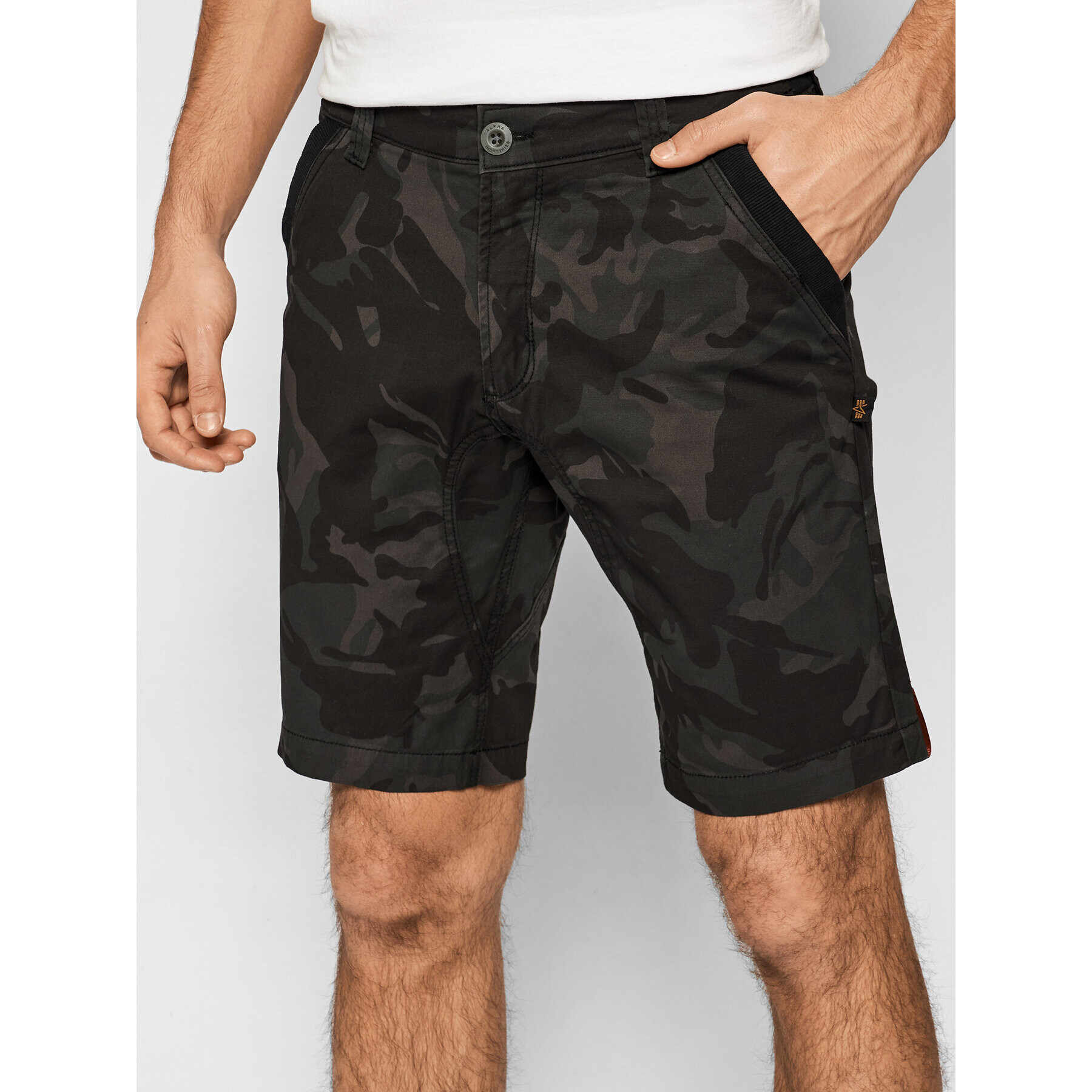 Alpha Industries Šortky z materiálu Kerosene Camo 176205 Černá Regular Fit - Pepit.cz