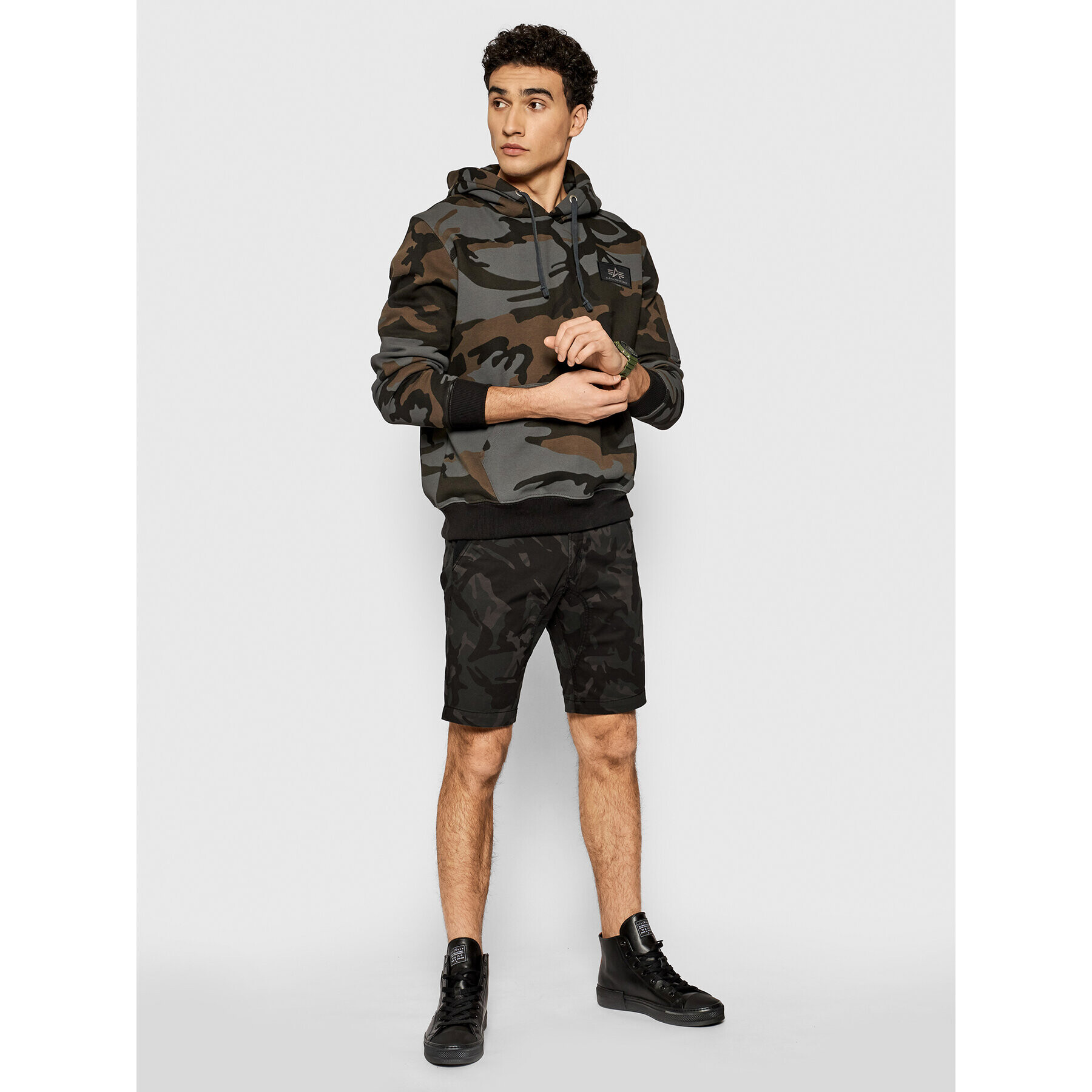 Alpha Industries Šortky z materiálu Kerosene Camo 176205 Černá Regular Fit - Pepit.cz