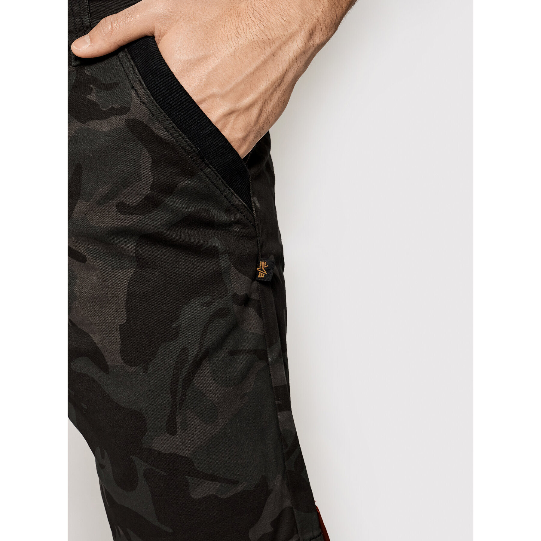 Alpha Industries Šortky z materiálu Kerosene Camo 176205 Černá Regular Fit - Pepit.cz