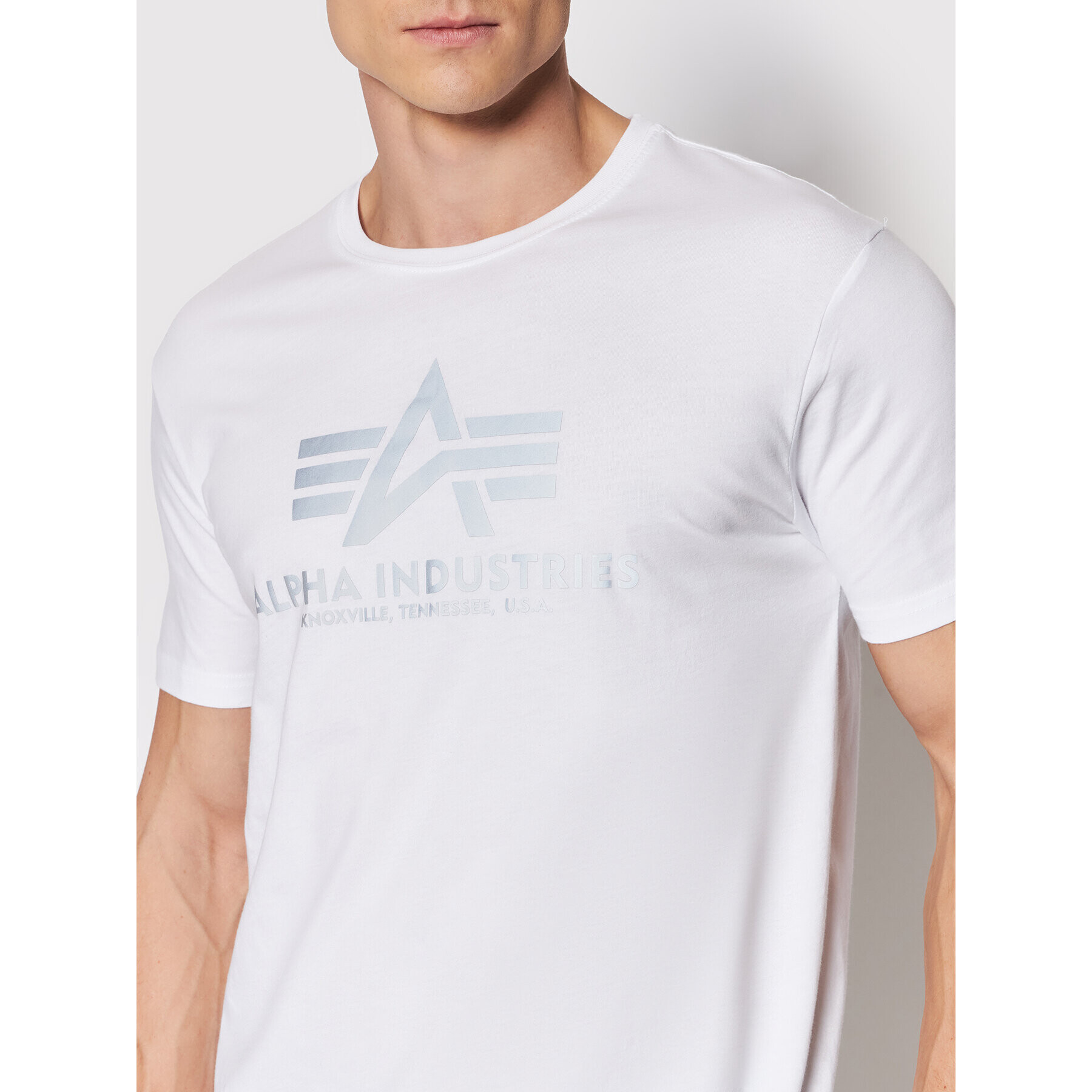 Alpha Industries T-Shirt Basic Reflective Print 100501RP Bílá Regular Fit - Pepit.cz