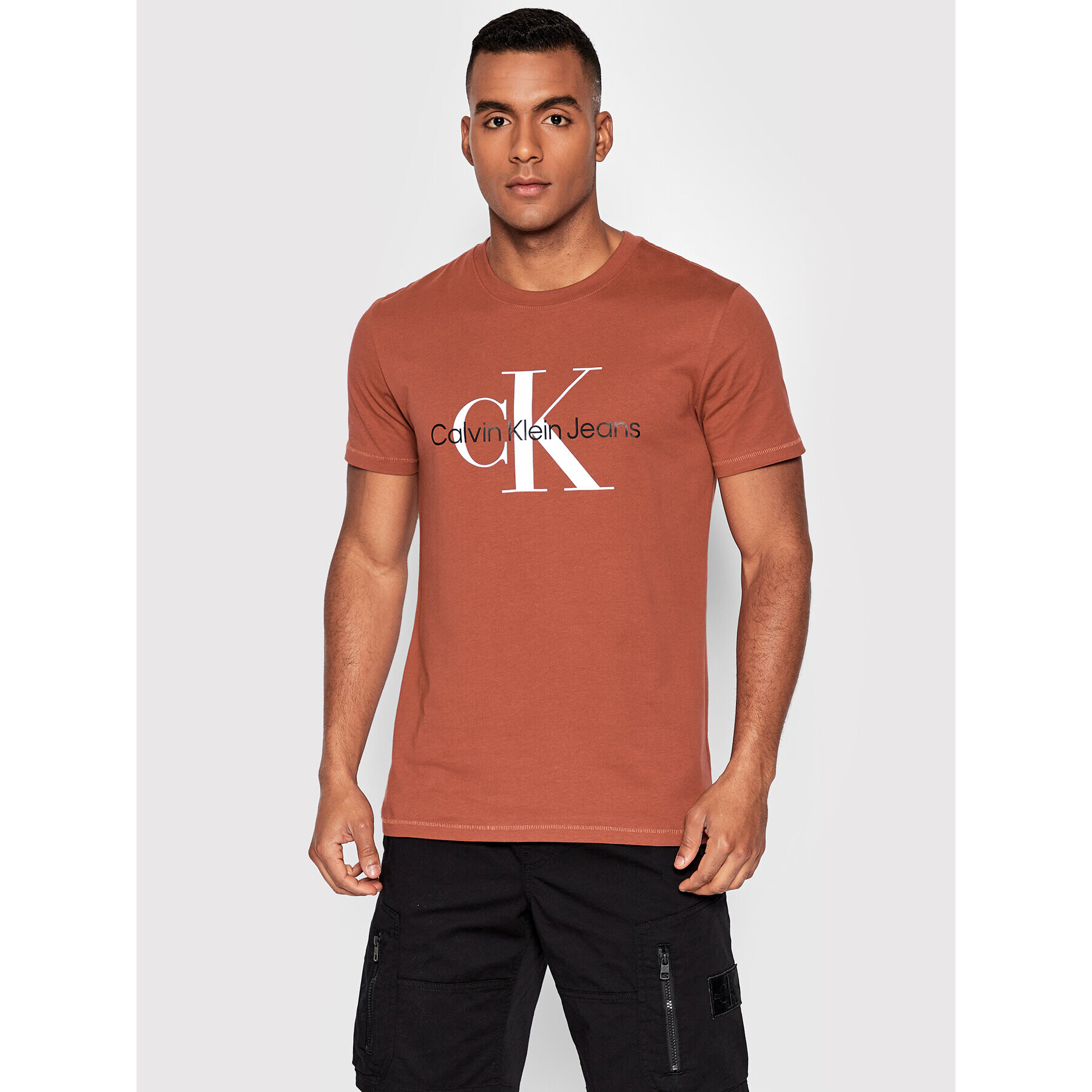 Calvin Klein Jeans T-Shirt J30J320806 Hnědá Regular Fit - Pepit.cz