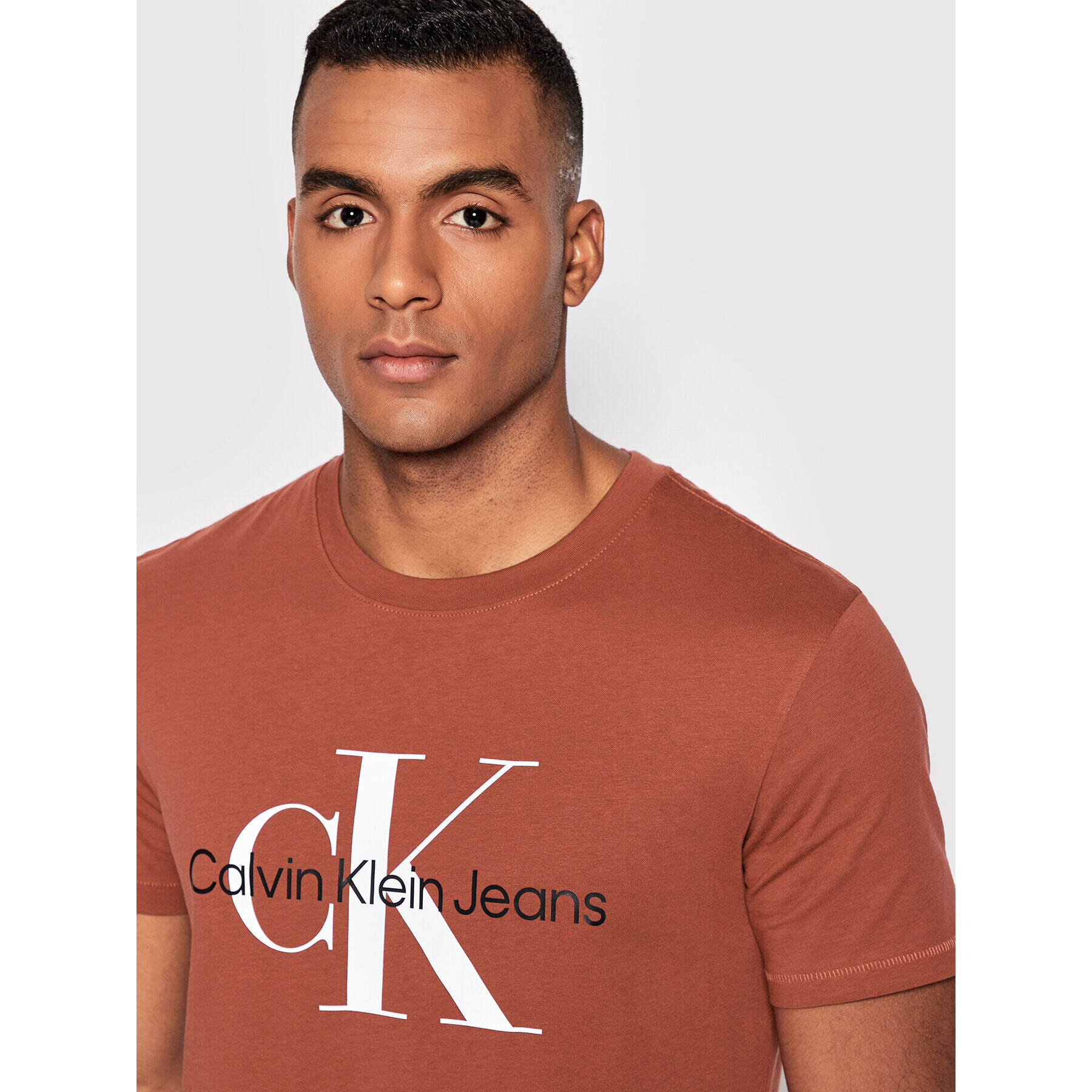 Calvin Klein Jeans T-Shirt J30J320806 Hnědá Regular Fit - Pepit.cz