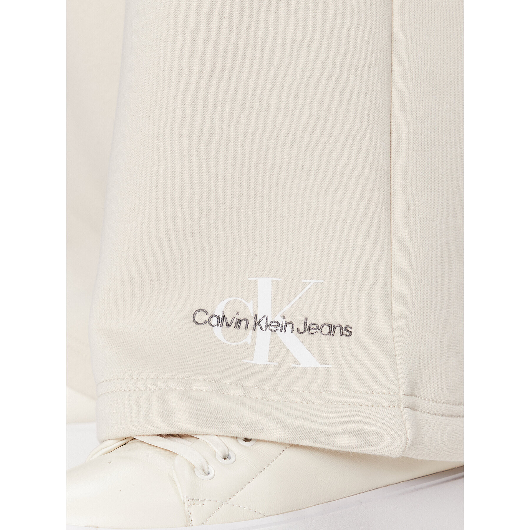 Calvin Klein Jeans Teplákové kalhoty J20J221296 Écru Relaxed Fit - Pepit.cz