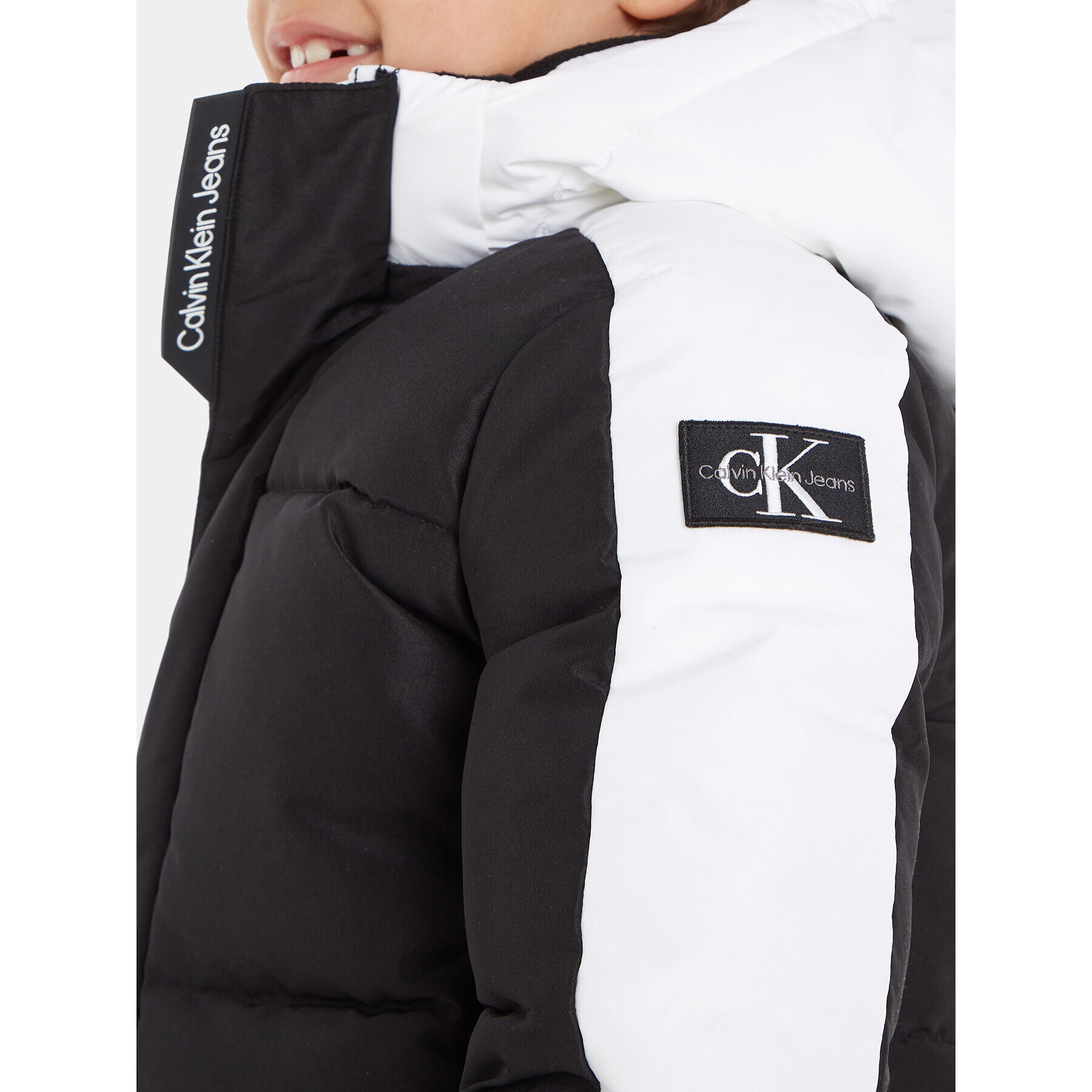 Calvin Klein Jeans Vatovaná bunda Color Block Puffer IB0IB01722 Černá Regular Fit - Pepit.cz