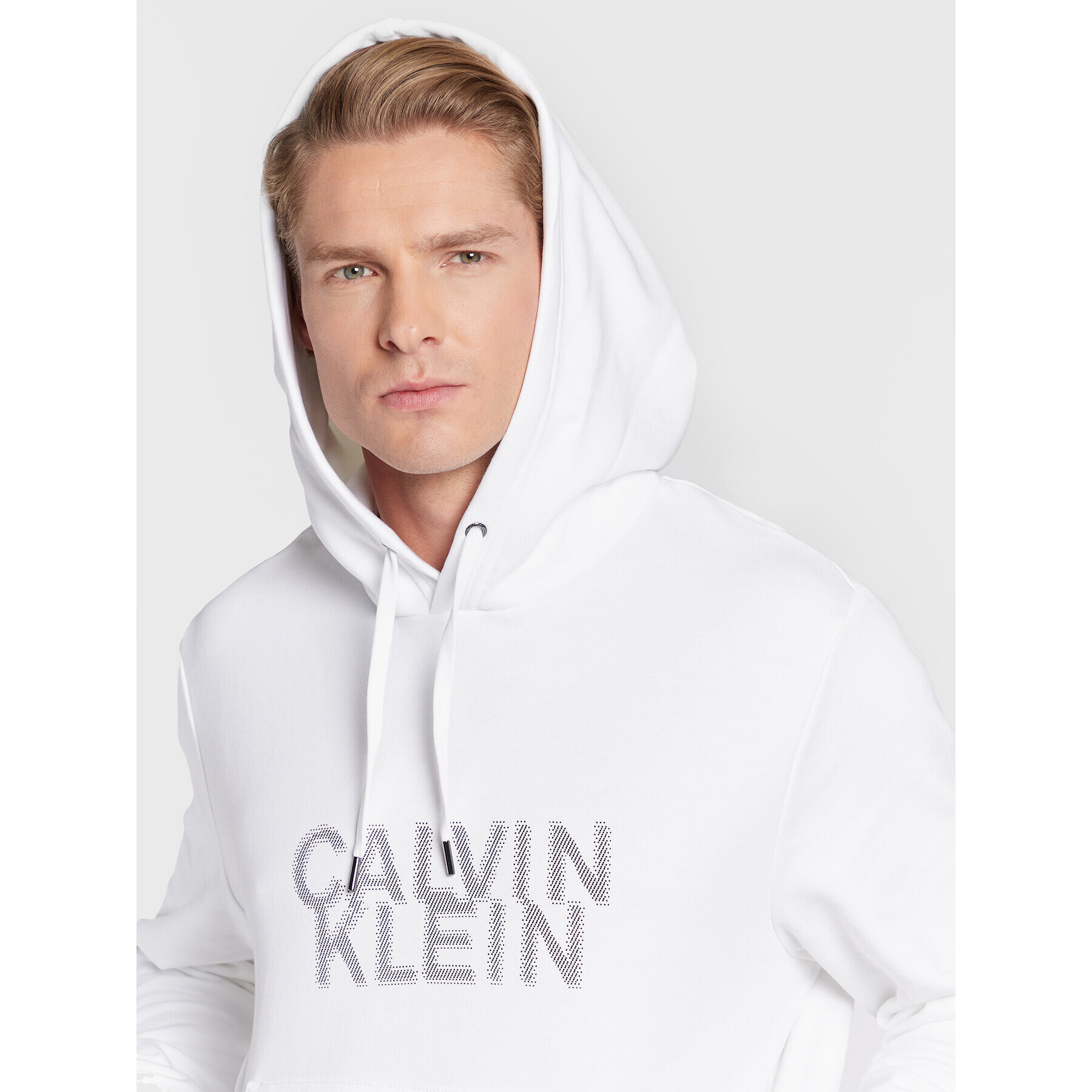 Calvin Klein Mikina Distorted Logo K10K110075 Bílá Regular Fit - Pepit.cz