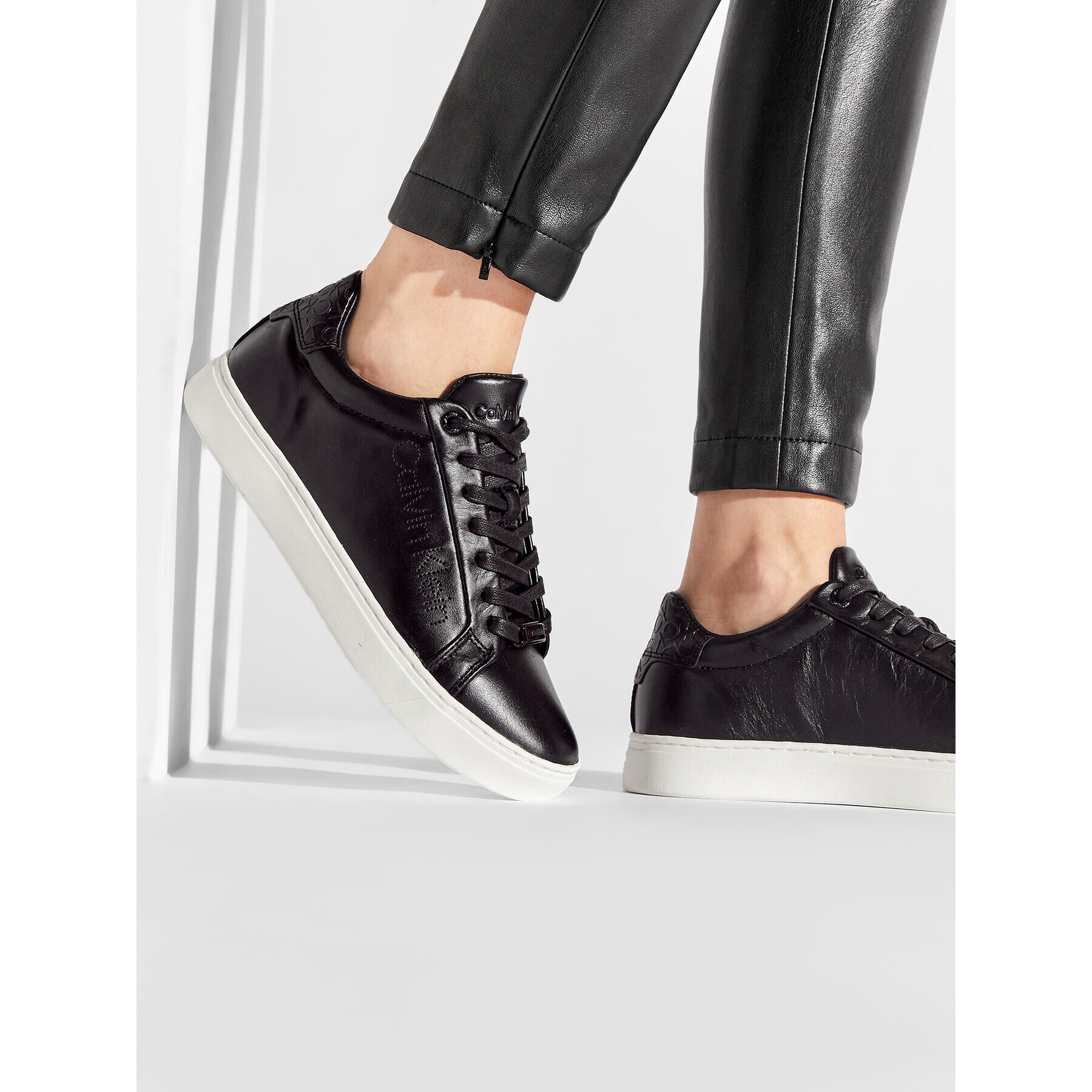 Calvin Klein Sneakersy Cupsole Lace Up Perf HW0HW00768 Černá - Pepit.cz