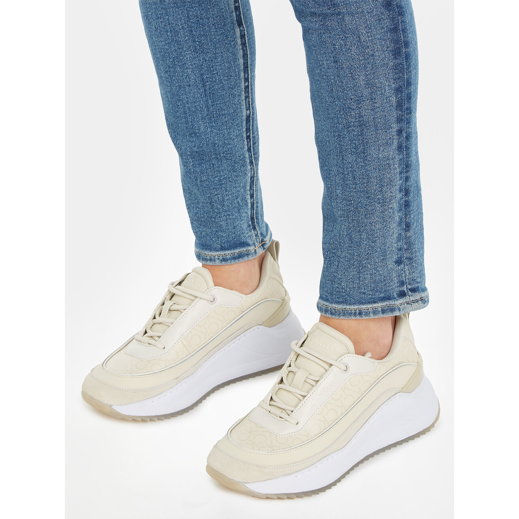 Calvin Klein Sneakersy Intern Wedge Lace Up - Epi Mono HW0HW01663 Écru - Pepit.cz