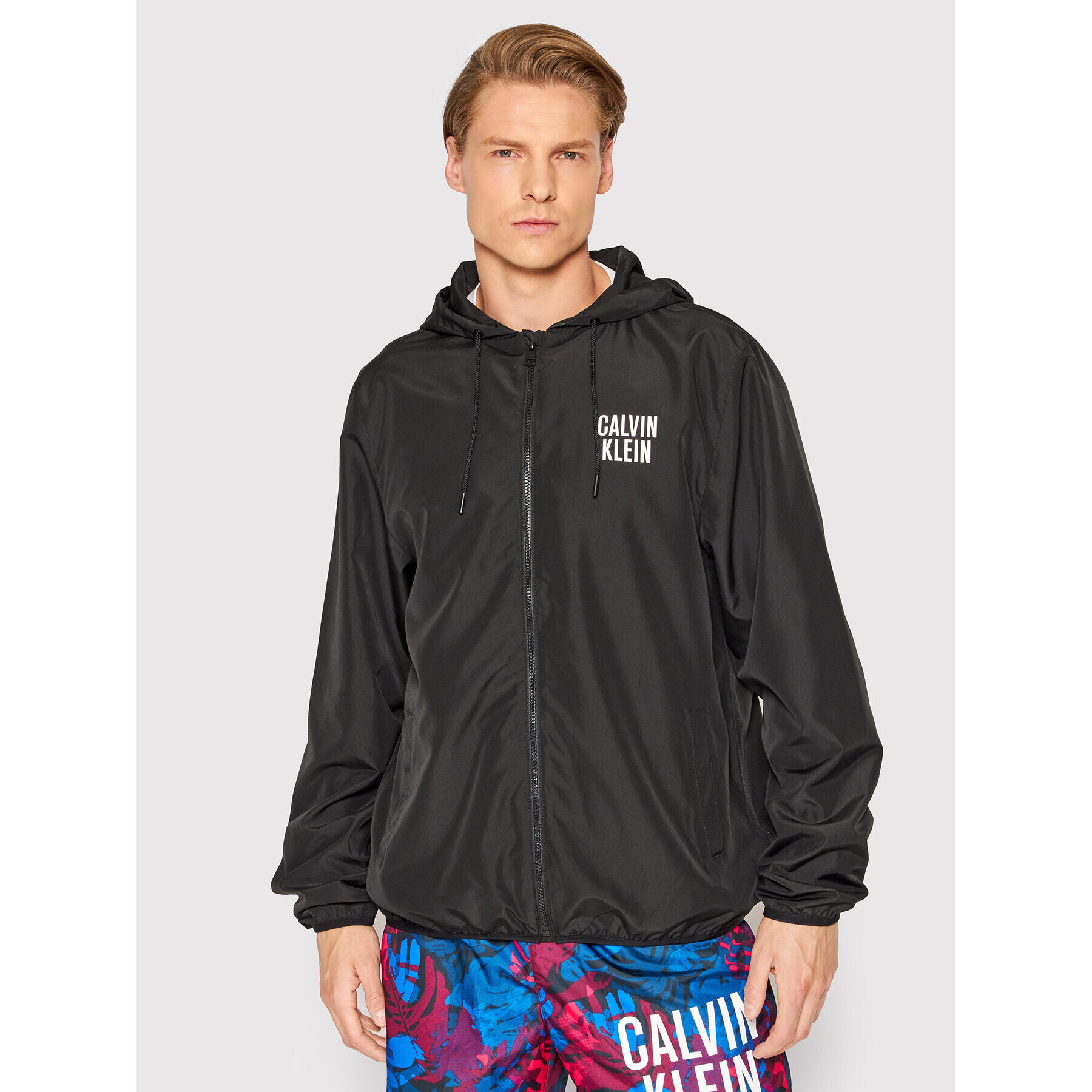 Calvin Klein Swimwear Bunda pro přechodné období Windbreaker KM0KM00752 Černá Regular Fit - Pepit.cz