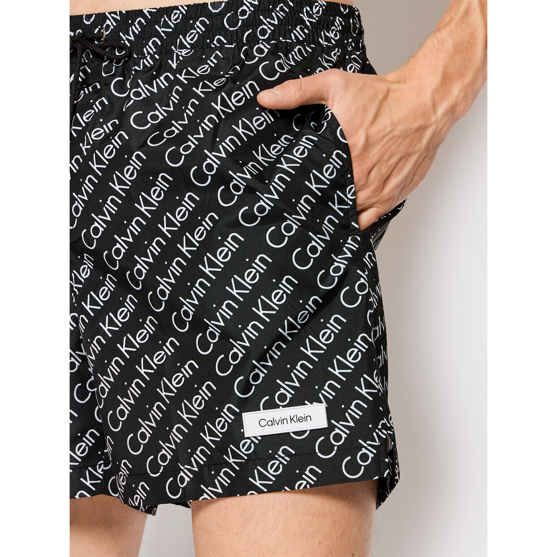 Calvin Klein Swimwear Plavecké šortky Medium Drawstring Print KM0KM00724 Černá Regular Fit - Pepit.cz