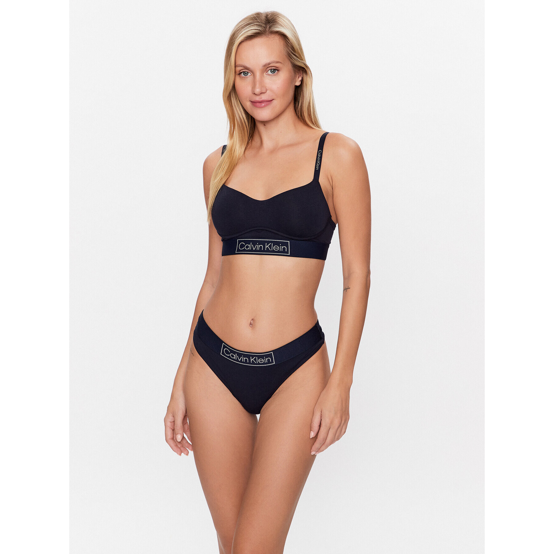 Calvin Klein Underwear Kalhotky string 000QF6774E Tmavomodrá - Pepit.cz