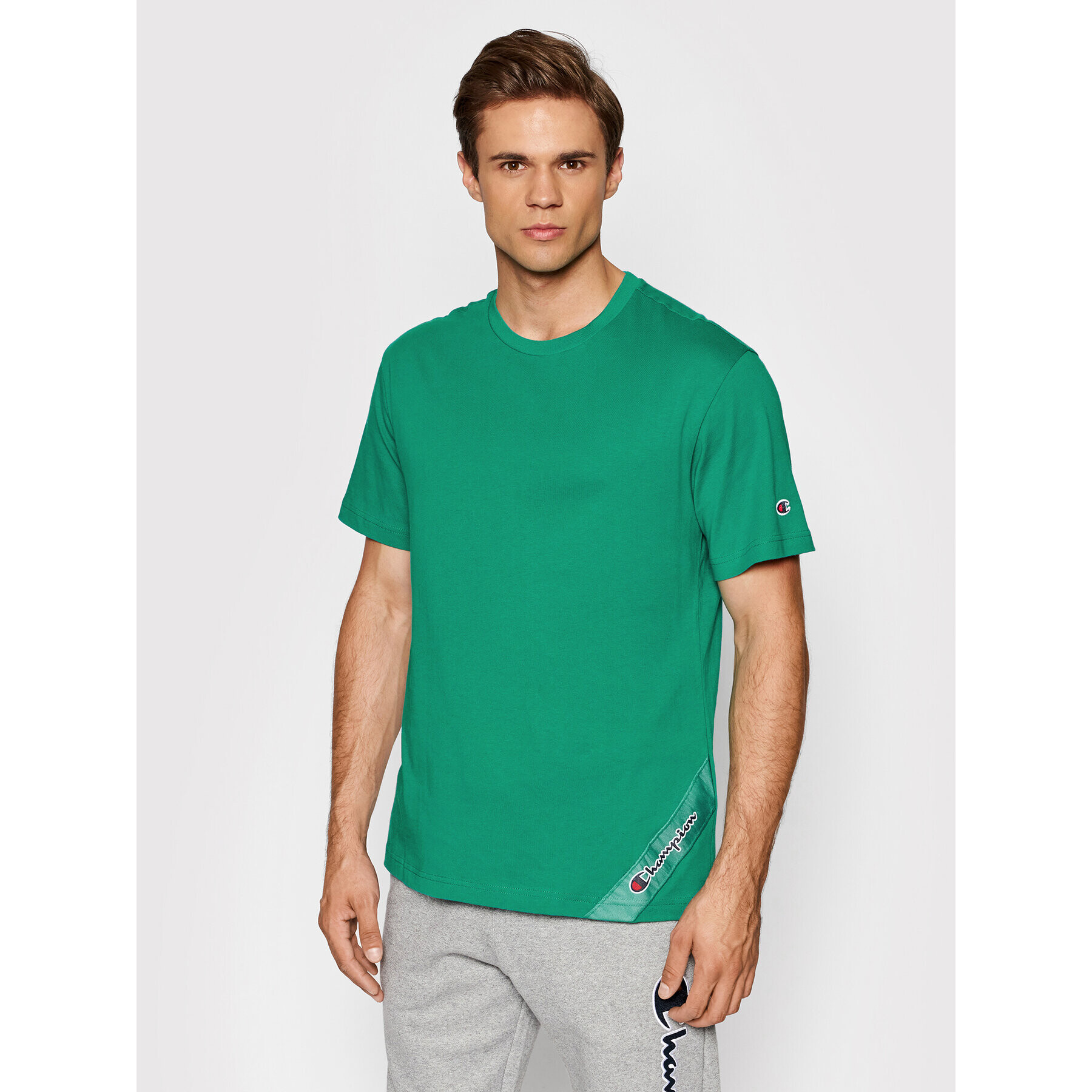 Champion T-Shirt Asymmetric Script Logo 216553 Zelená Regular Fit - Pepit.cz