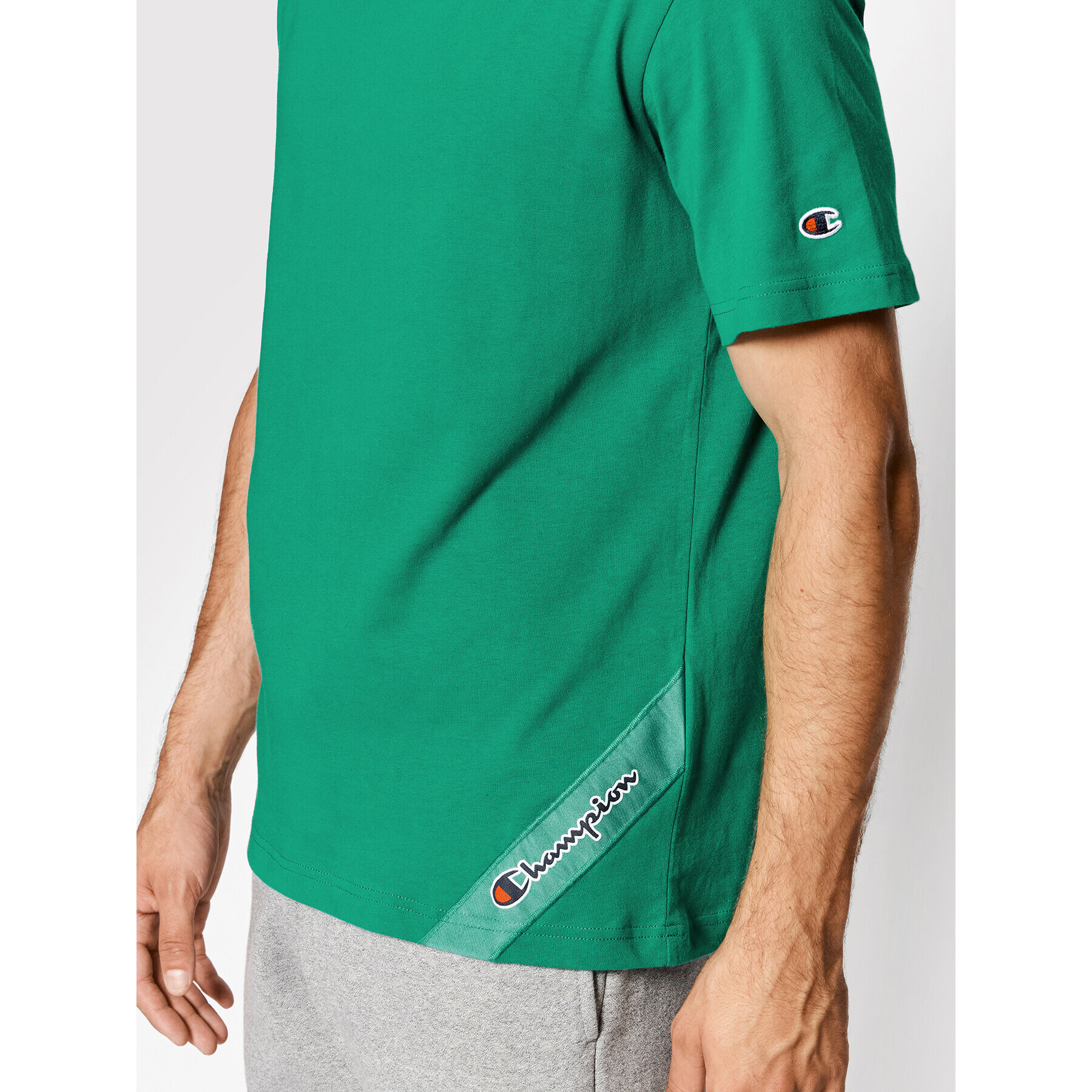 Champion T-Shirt Asymmetric Script Logo 216553 Zelená Regular Fit - Pepit.cz