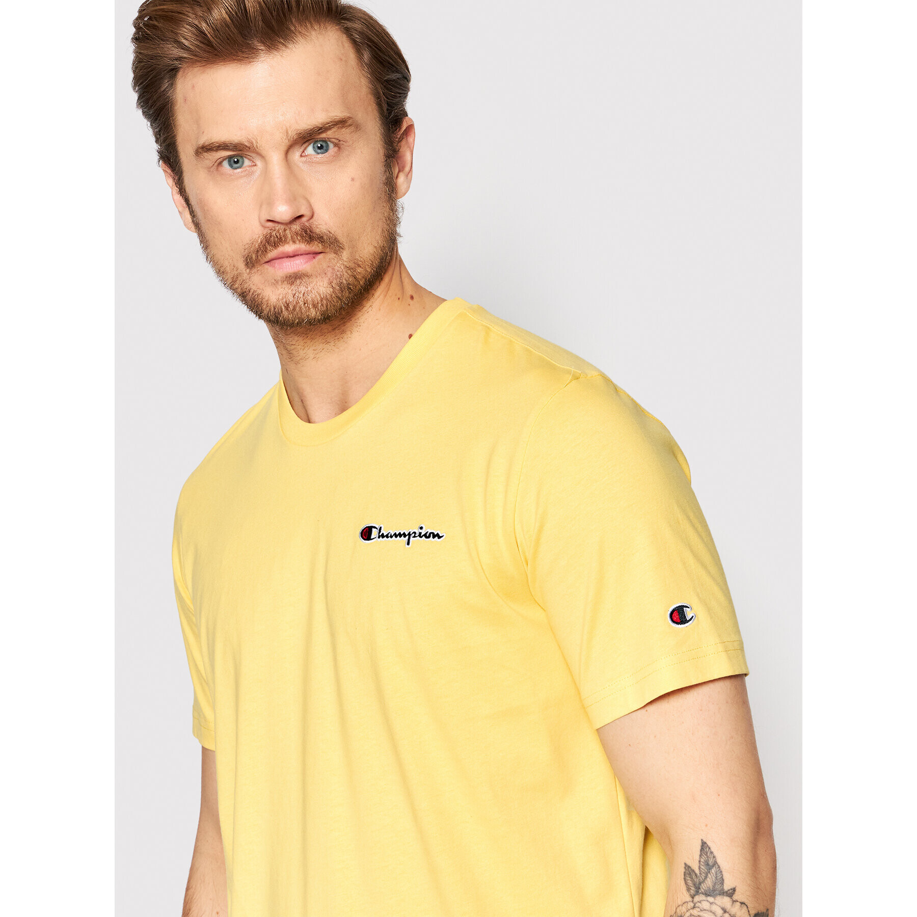 Champion T-Shirt Embroidered Script Logo 217813 Žlutá Regular Fit - Pepit.cz